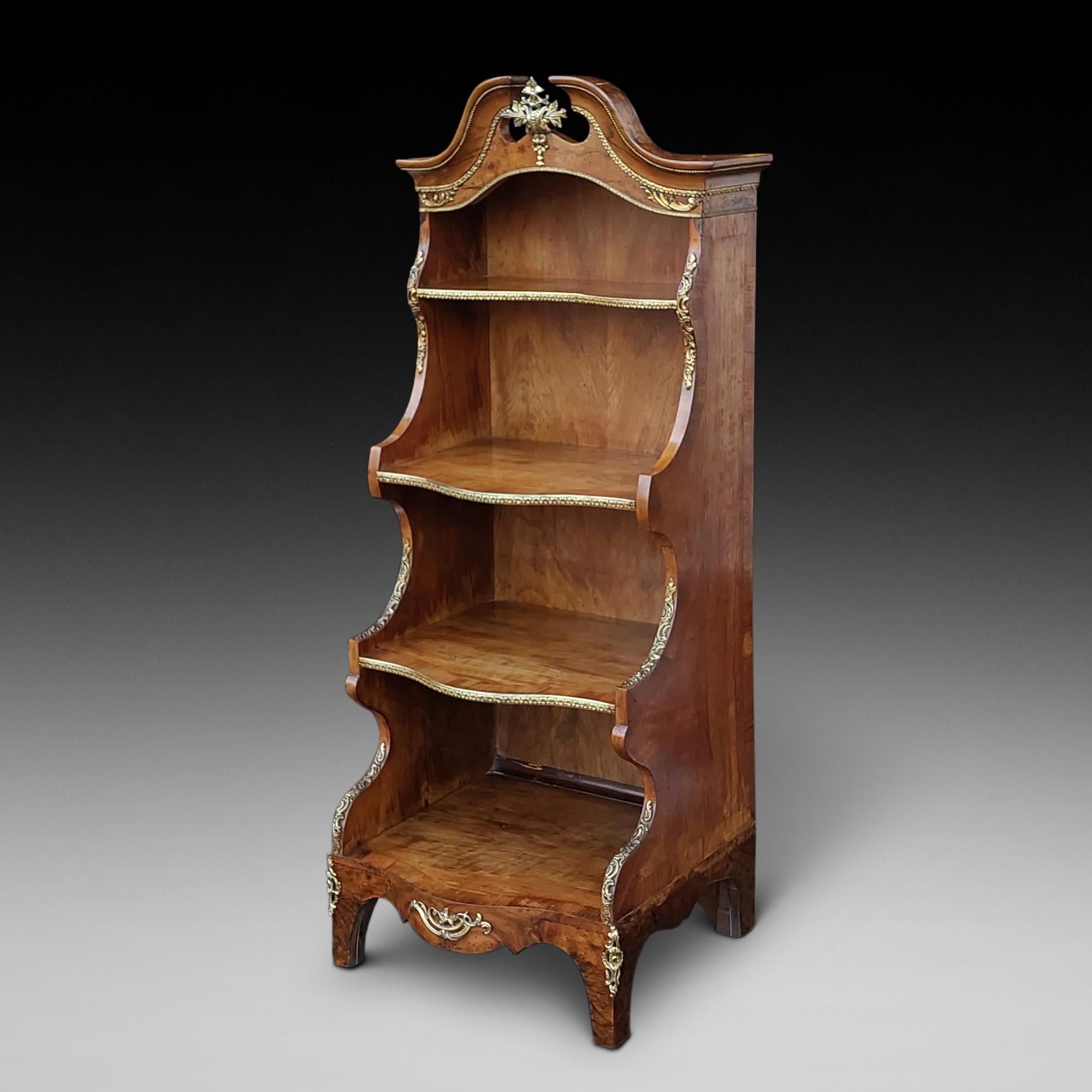 Francese Libreria a giorno francese in noce e ormolu del XIX secolo in vendita