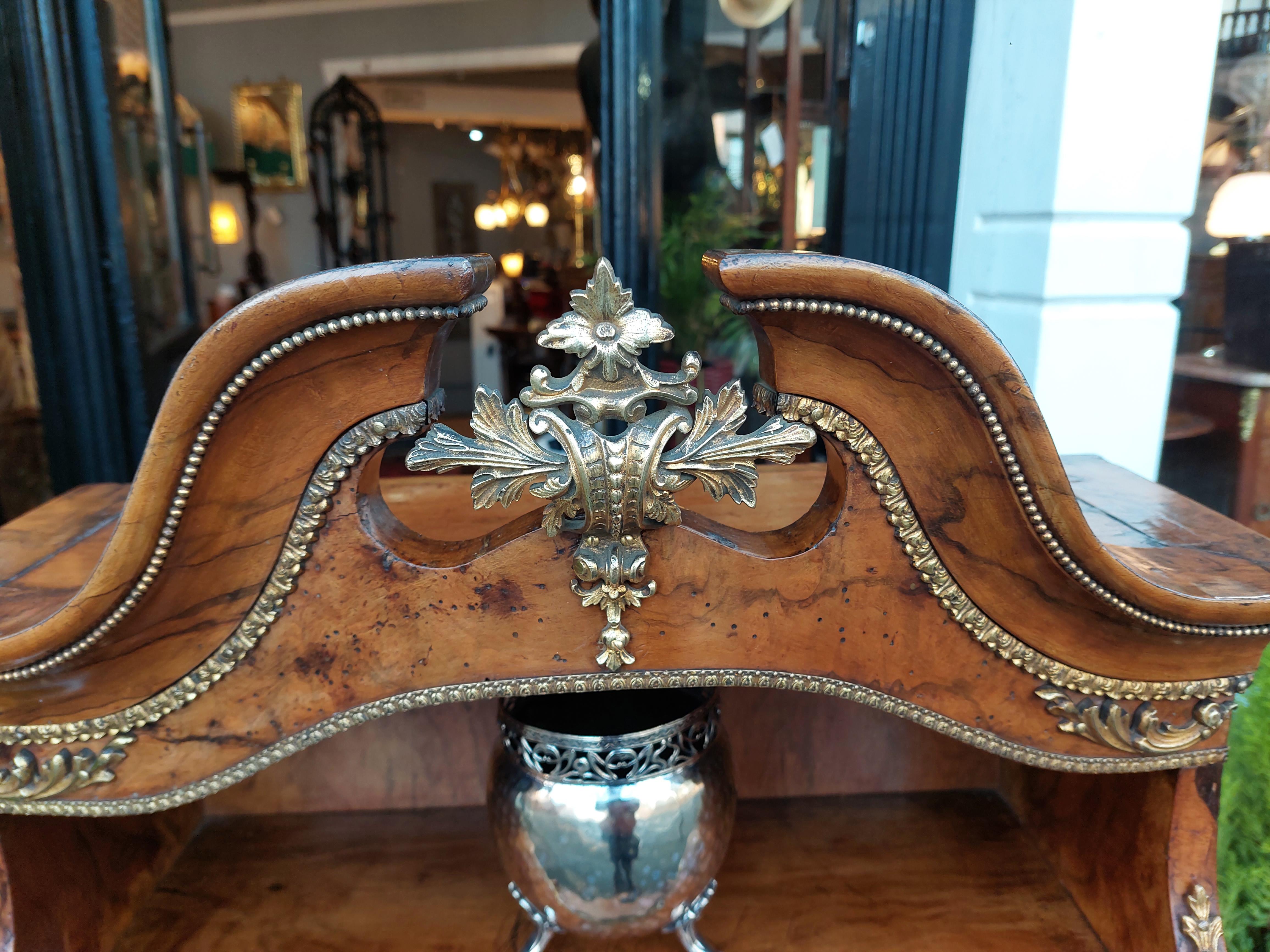 Libreria a giorno francese in noce e ormolu del XIX secolo In condizioni buone in vendita a Altrincham, GB