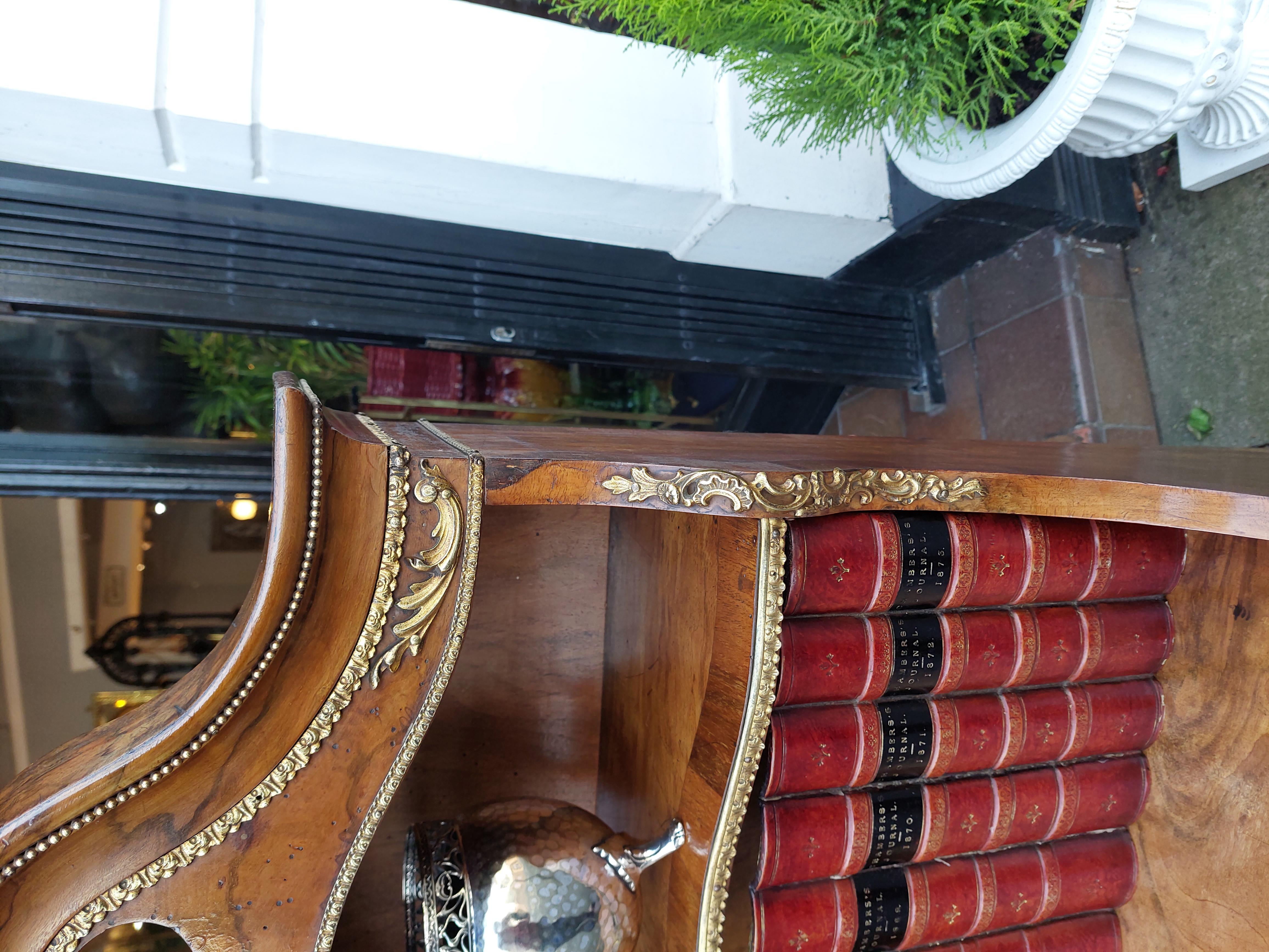 Similoro Libreria a giorno francese in noce e ormolu del XIX secolo in vendita