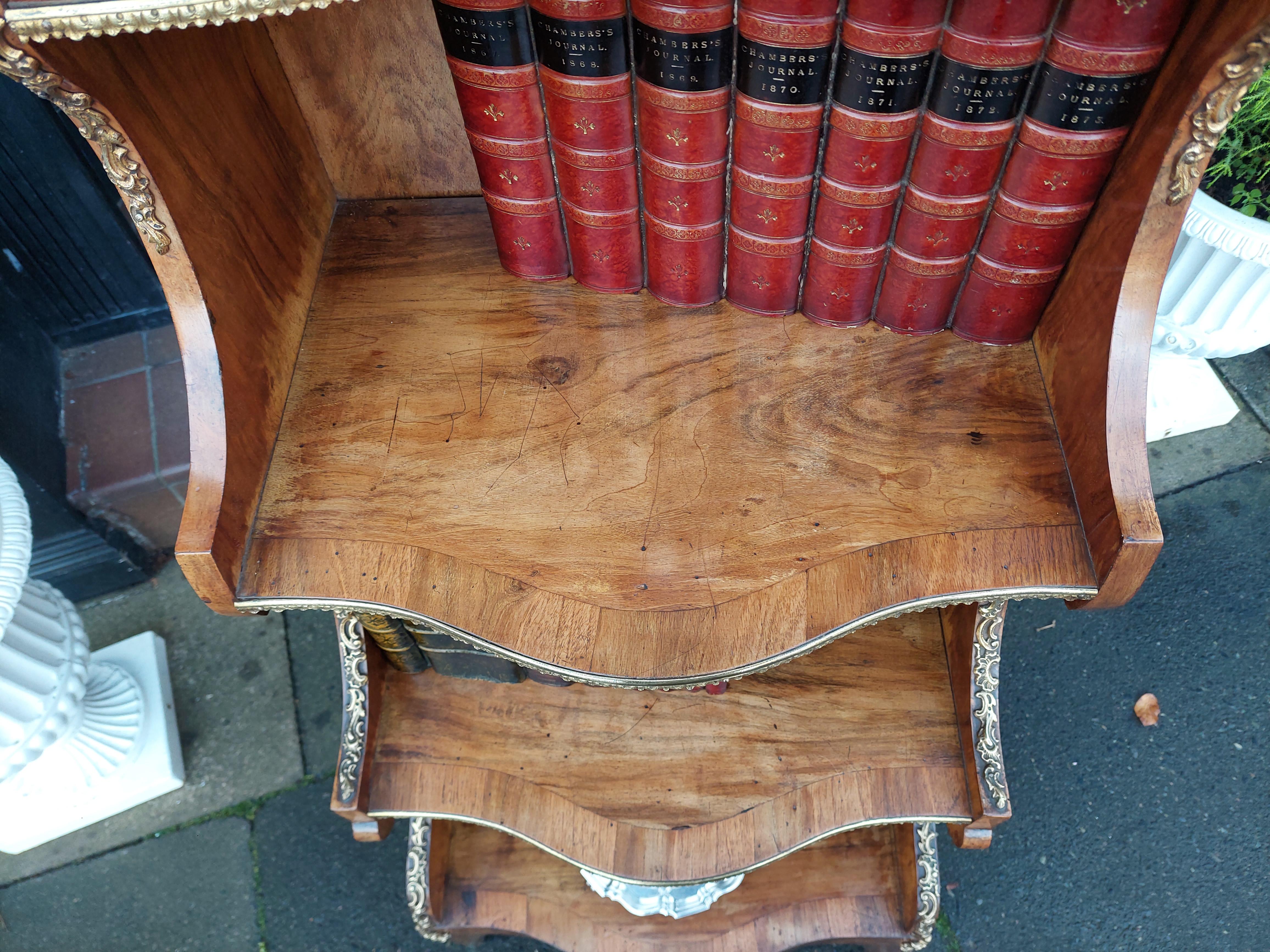 Libreria a giorno francese in noce e ormolu del XIX secolo in vendita 1