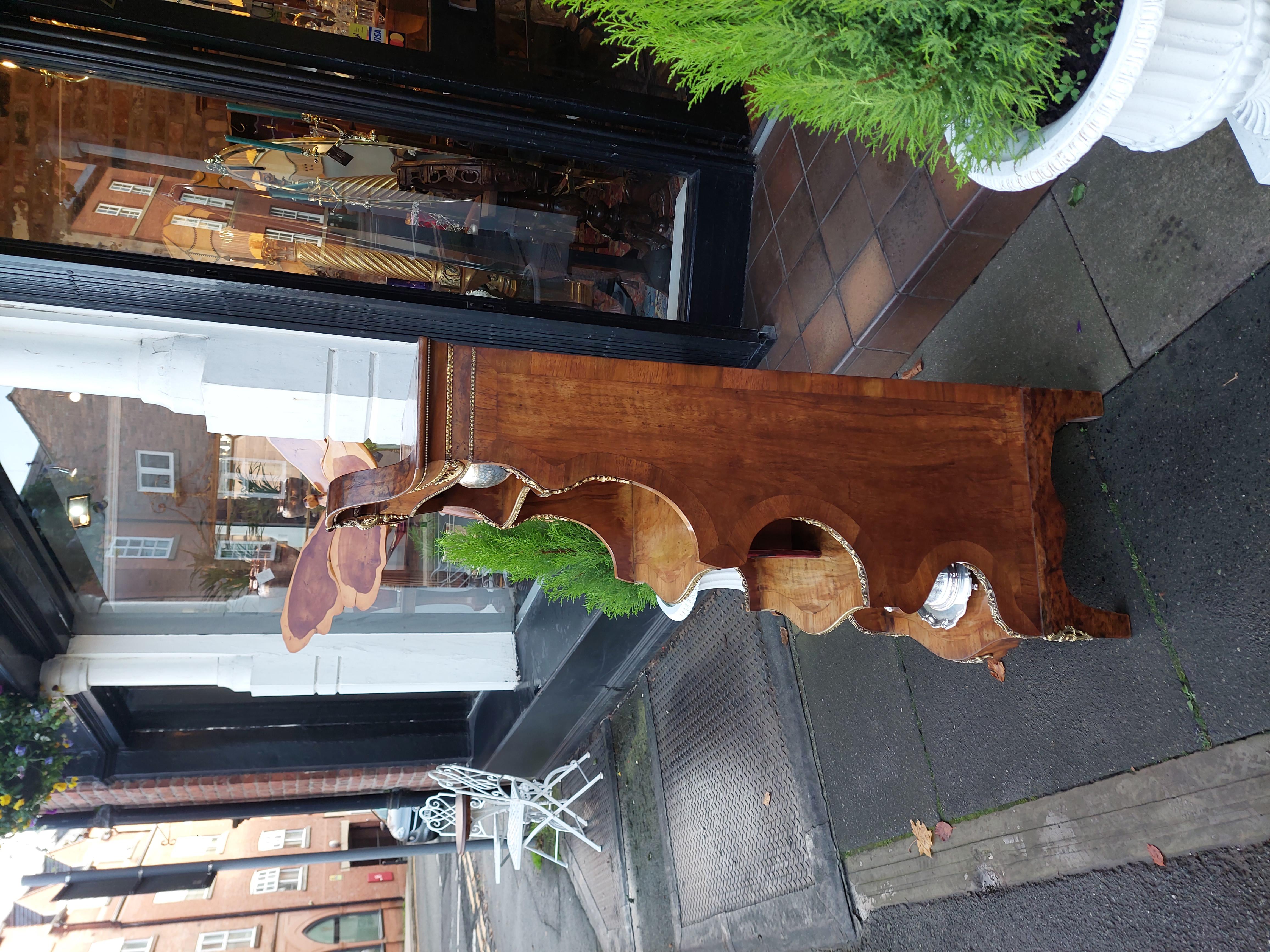 Libreria a giorno francese in noce e ormolu del XIX secolo in vendita 2