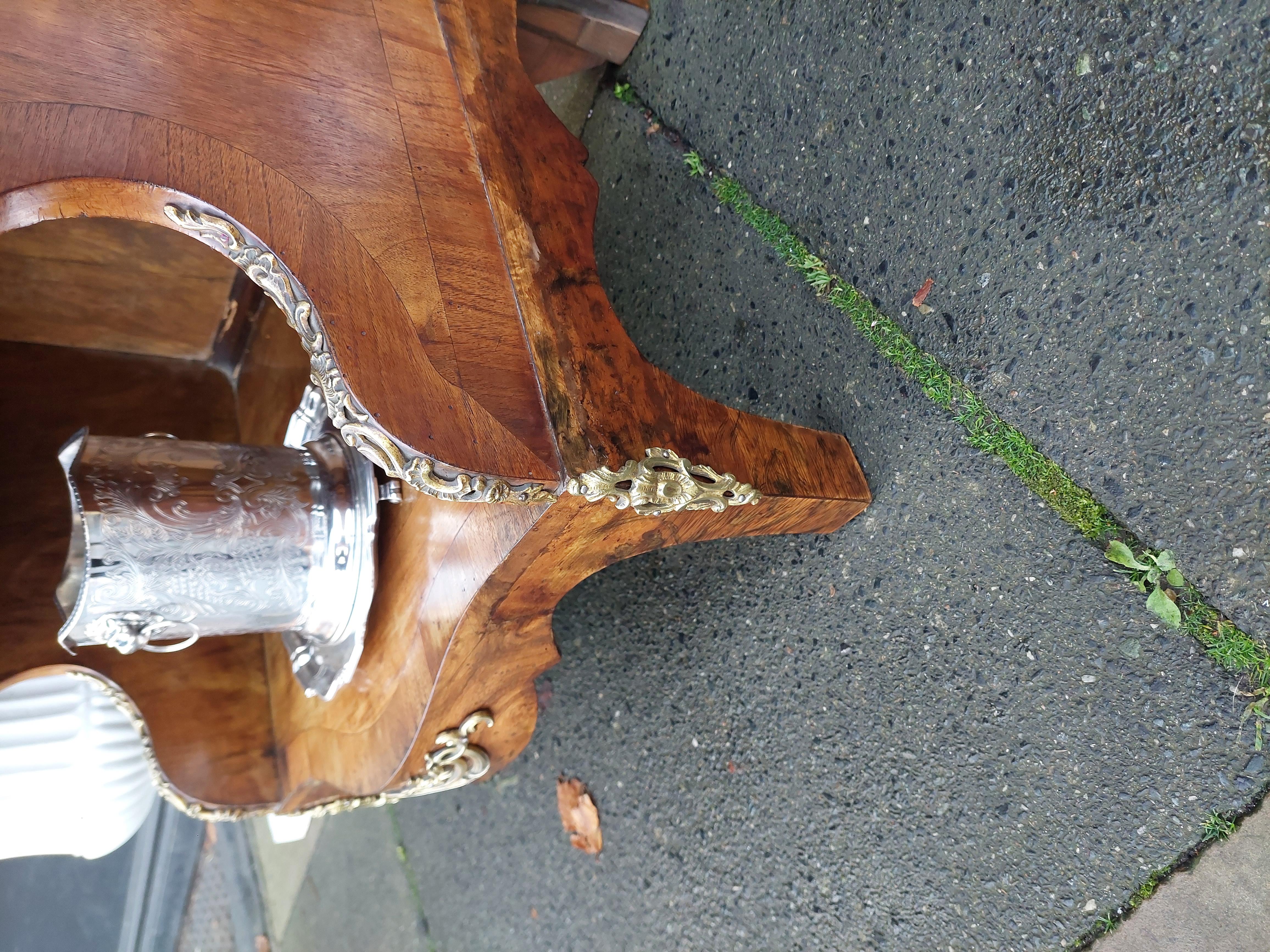 Libreria a giorno francese in noce e ormolu del XIX secolo in vendita 3