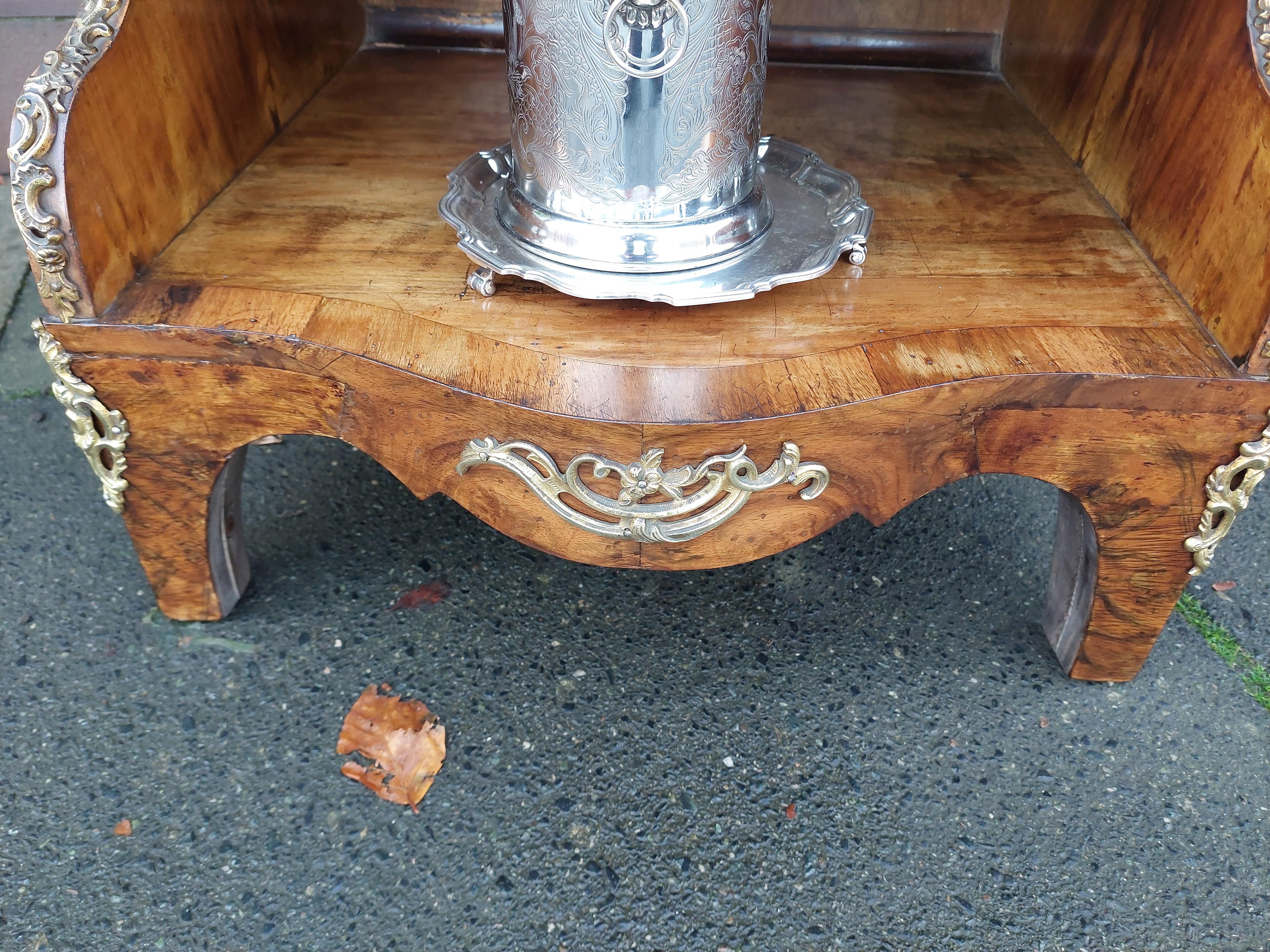 Libreria a giorno francese in noce e ormolu del XIX secolo in vendita 4