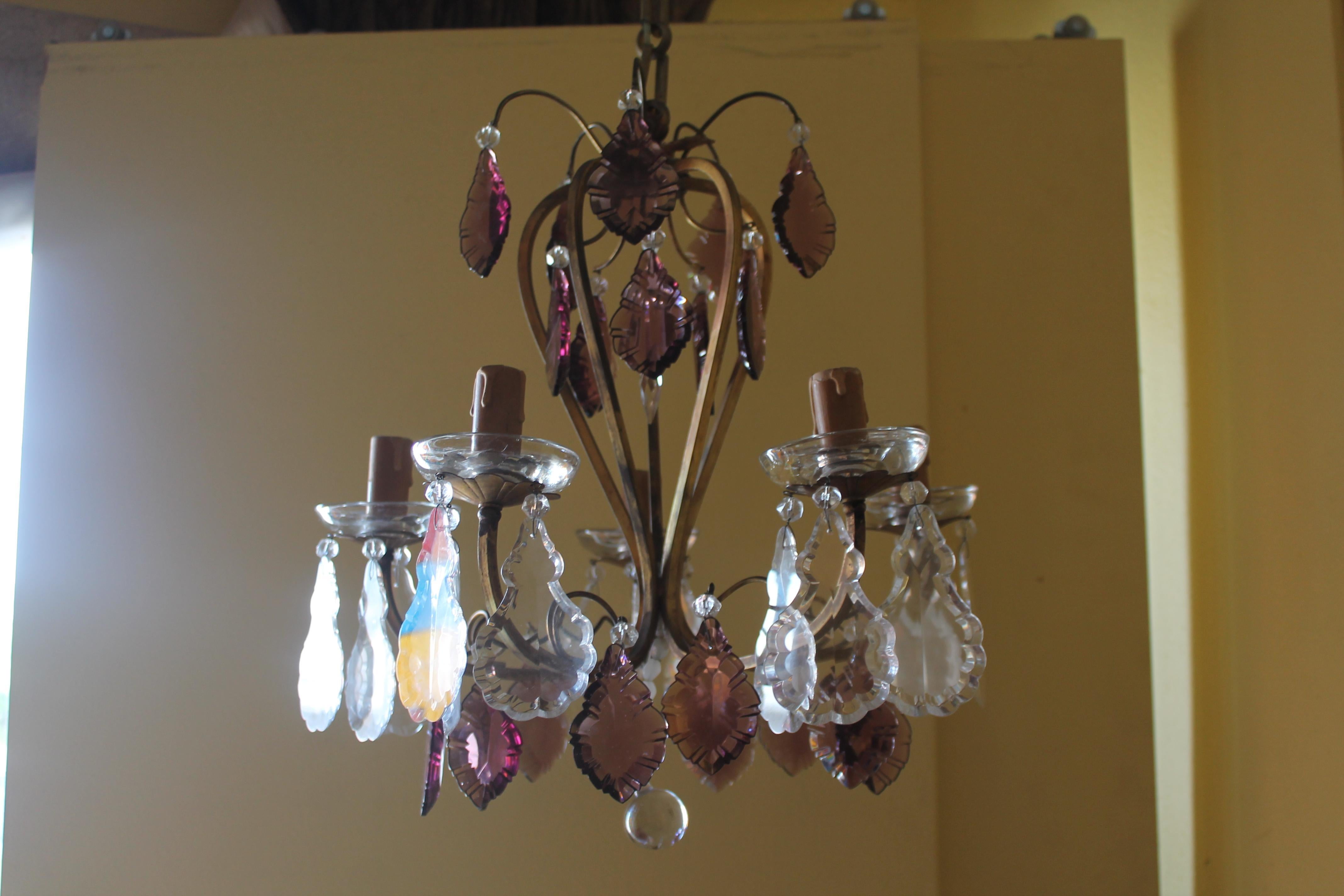 Lampadario francese del XIX secolo in stile Luigi XVI in bronzo con ametista e cristallo trasparente. Baccarat bobesche. Questo bellissimo lampadario è in stile Baccarat.