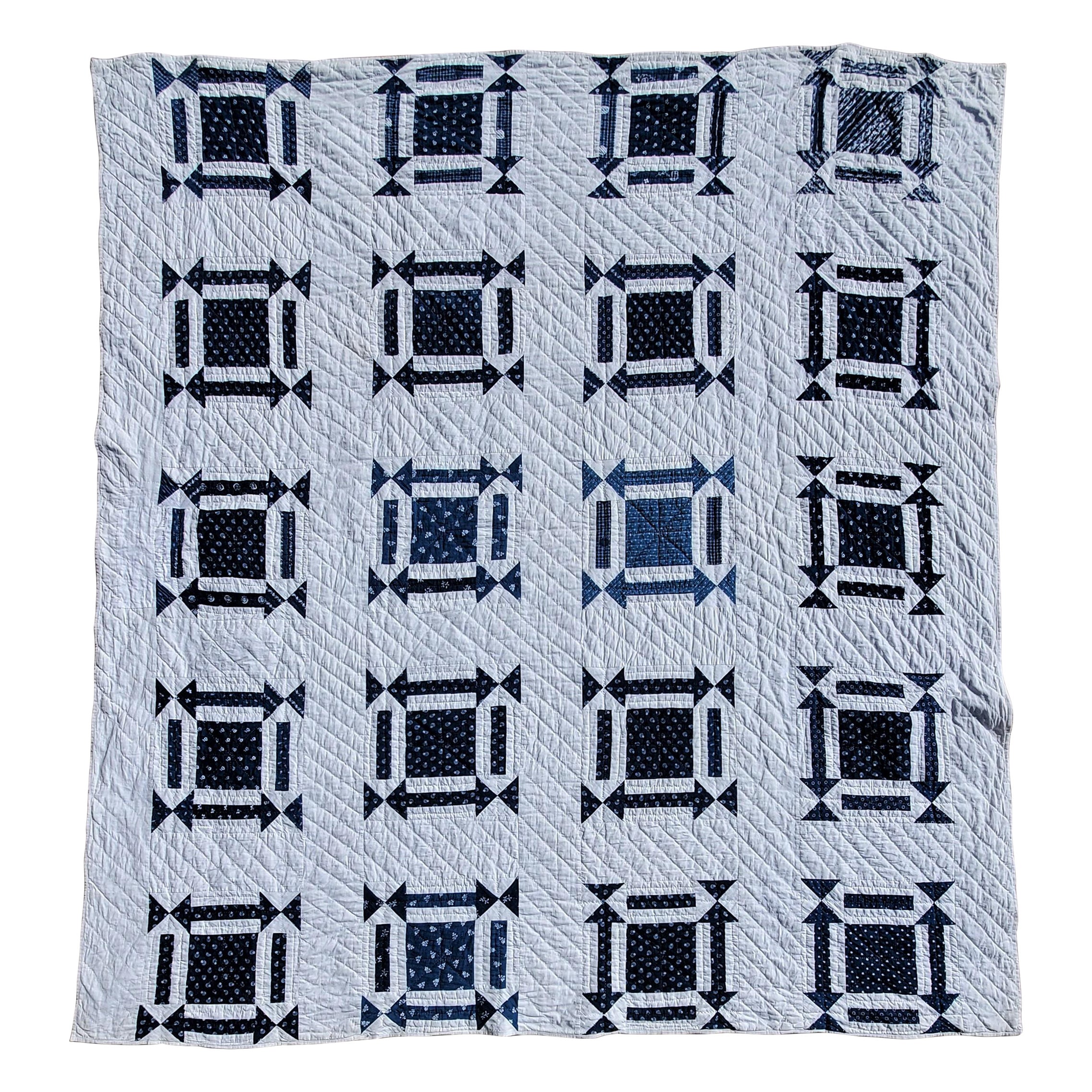 Geometrische blau-weiße Steppdecke mit Pfeilen und einem Patch aus dem 19. Jahrhundert