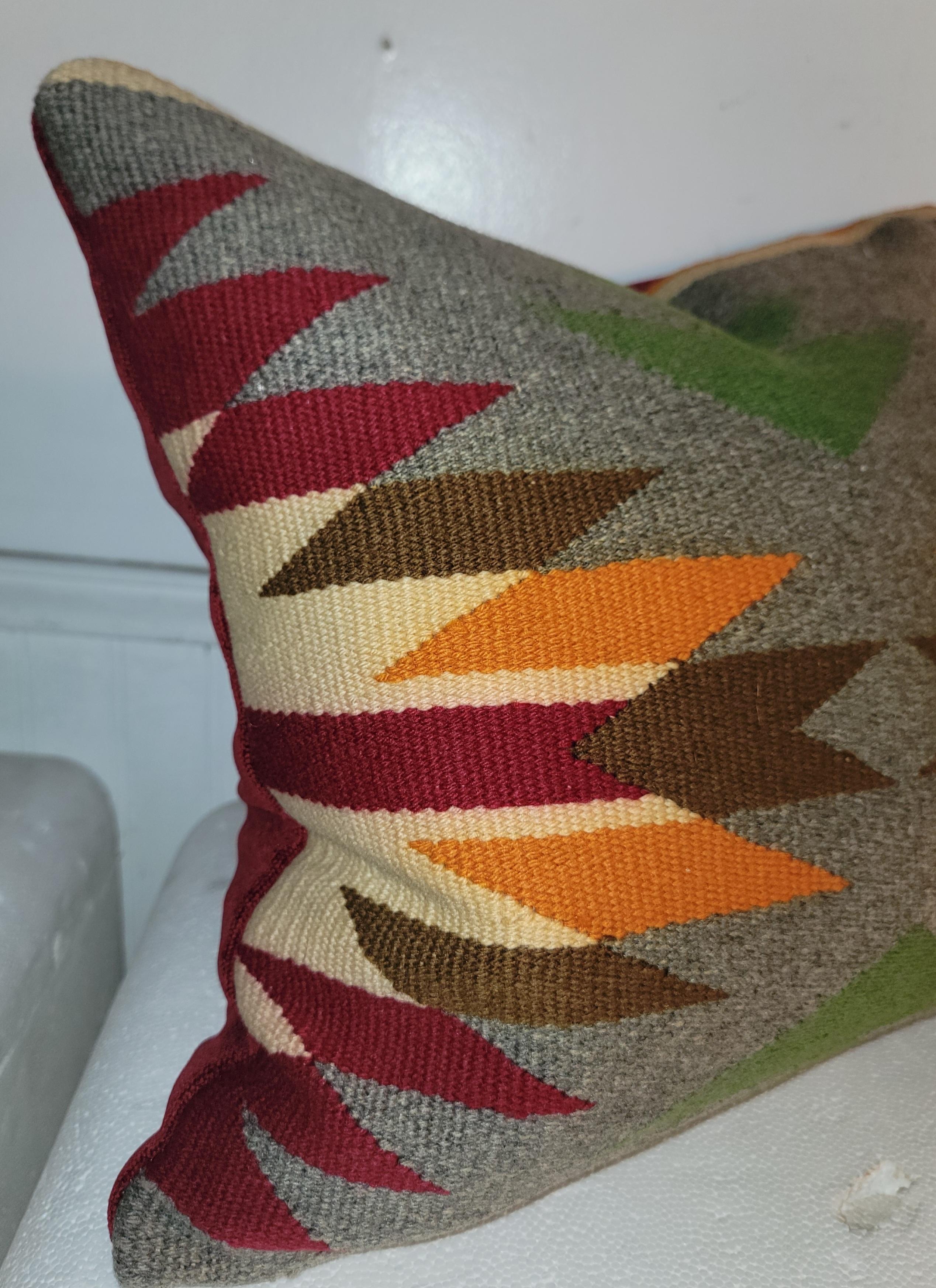 Navajo Indian weaving -Aleman Town weaving pillow from a saddle blanket.The insert is down & feather  El fondo es de lino rojo.