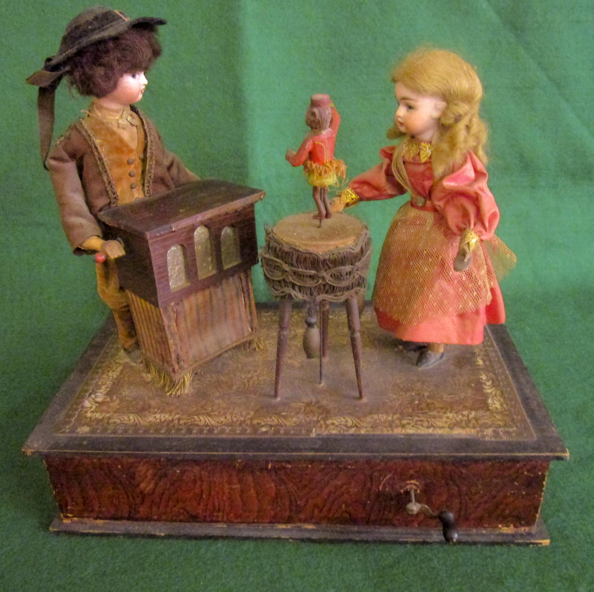 Jouet automate musical allemand Zinner&Sohn du 19e siècle avec enfants et singe joueur d'orgue de Barbarie en vente 6