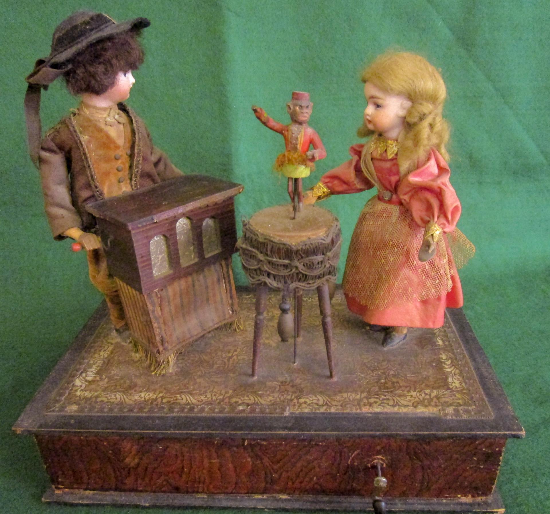 Victorien tardif Jouet automate musical allemand Zinner&Sohn du 19e siècle avec enfants et singe joueur d'orgue de Barbarie en vente