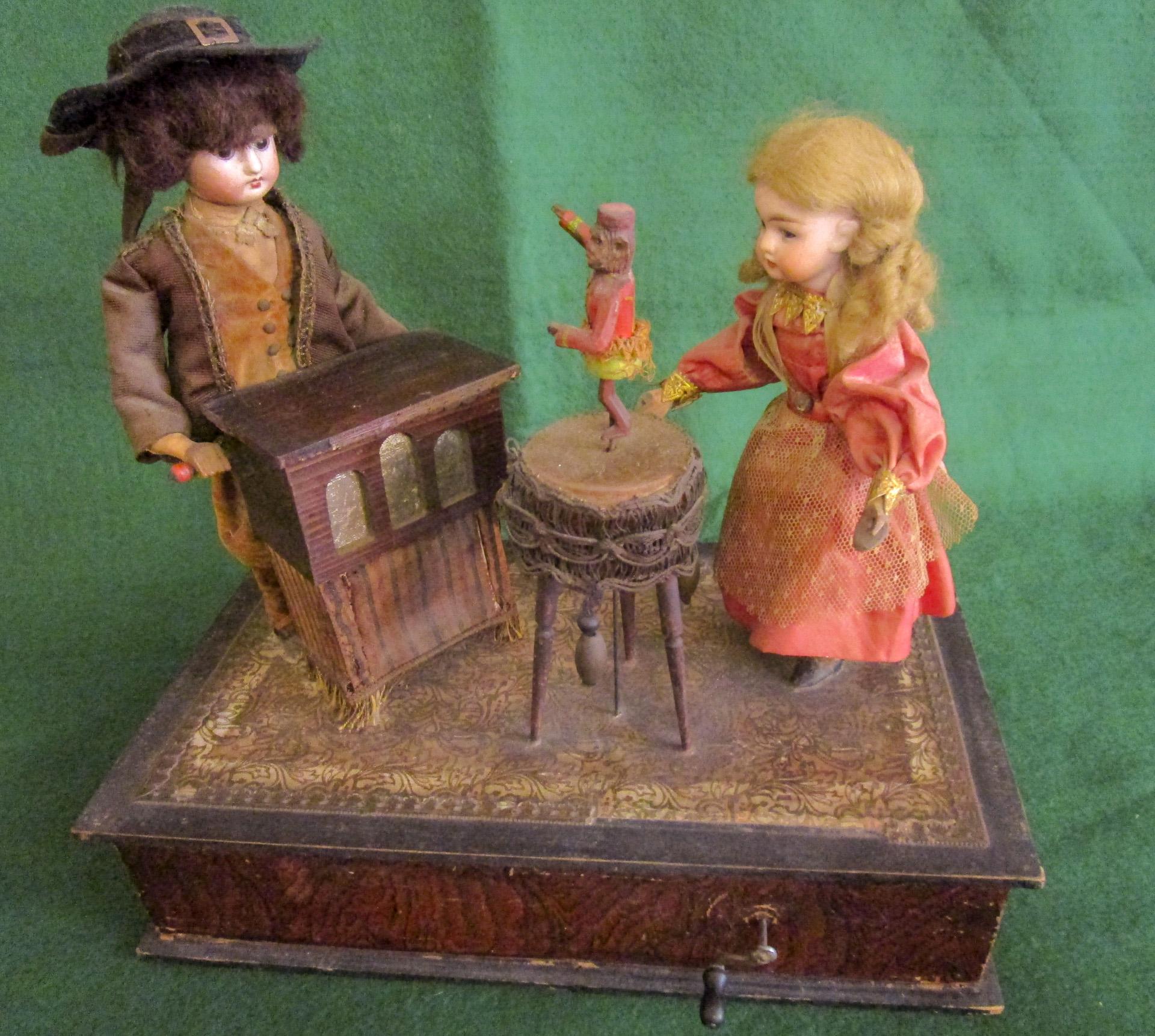 Jouet automate musical allemand Zinner&Sohn du 19e siècle avec enfants et singe joueur d'orgue de Barbarie Bon état - En vente à Savannah, GA