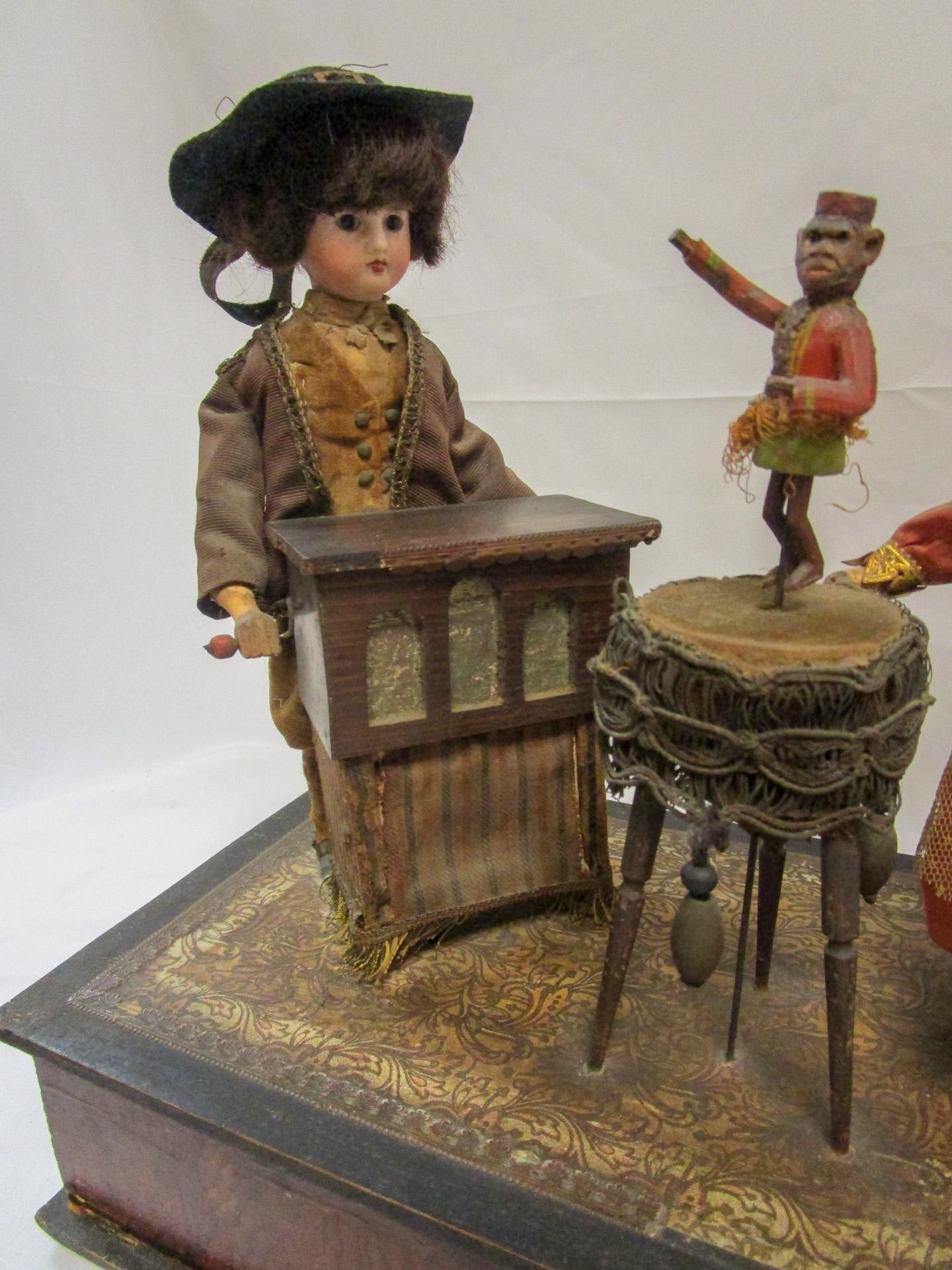 Porcelaine Jouet automate musical allemand Zinner&Sohn du 19e siècle avec enfants et singe joueur d'orgue de Barbarie en vente