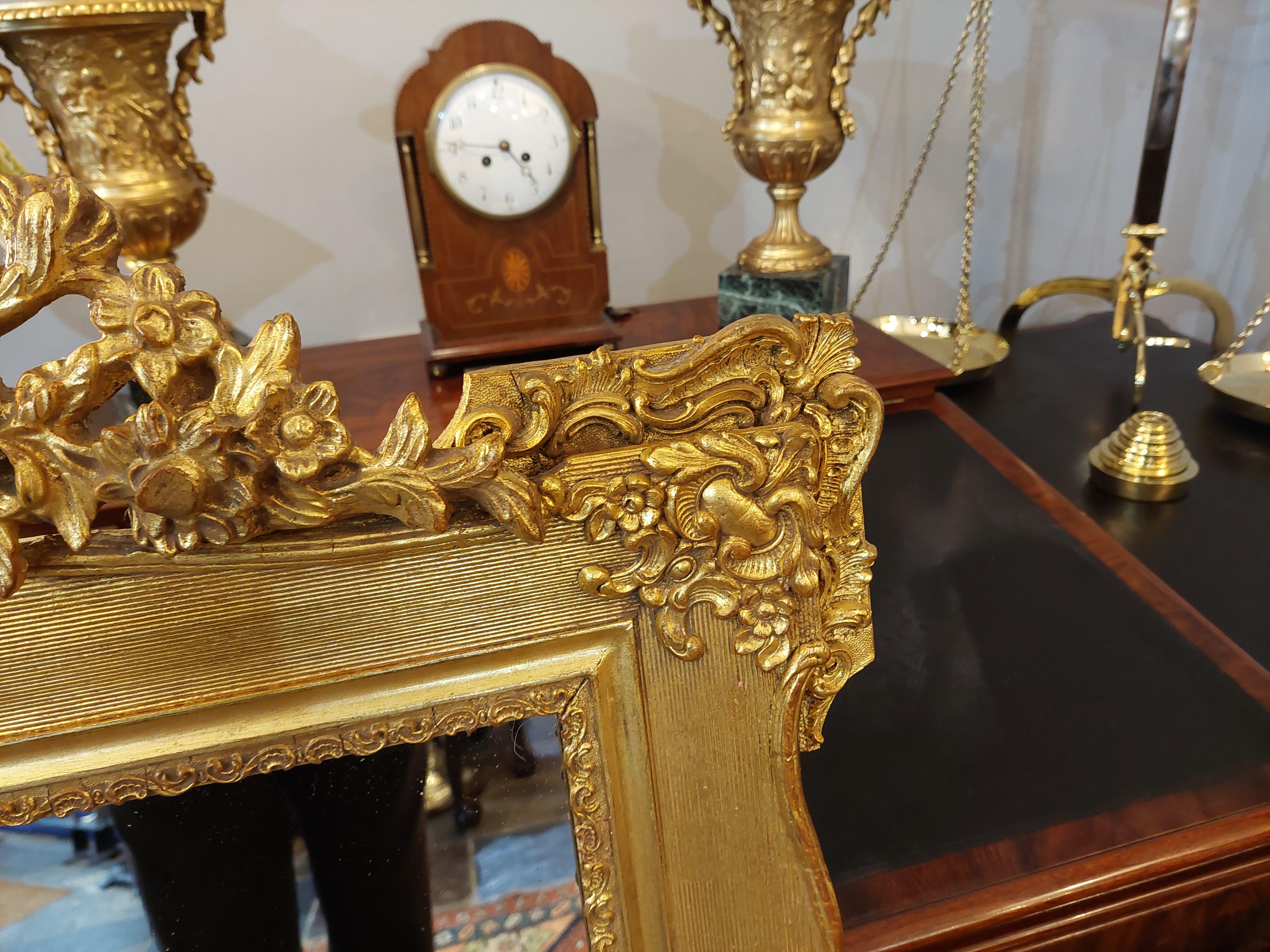 Néo-rococo Miroir en bois sculpté et gesso doré du 19ème siècle en vente