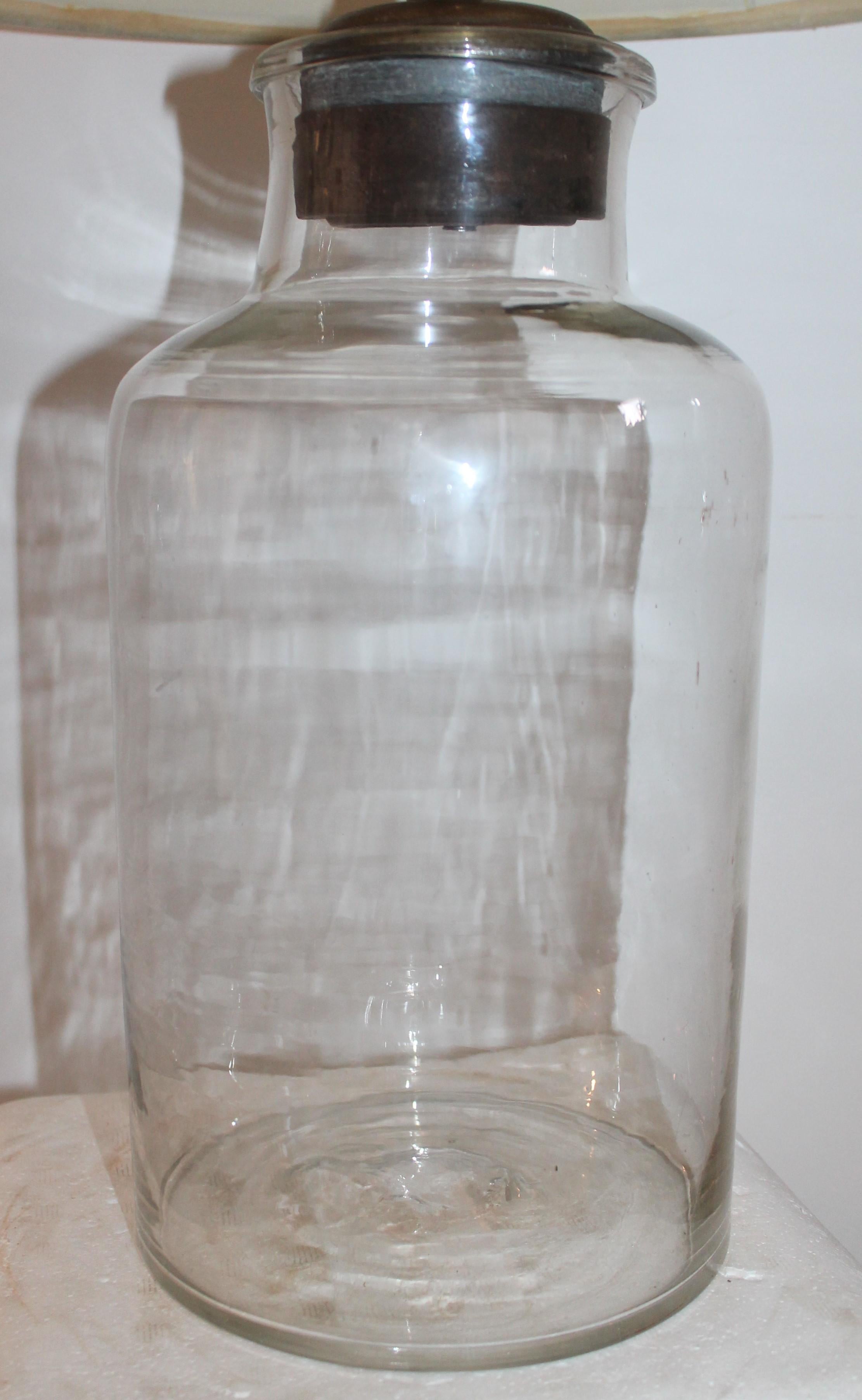 Il s'agit d'un bocal de stockage en verre soufflé à la main provenant de la Nouvelle-Angleterre et il est en bon état. Cette lampe a un câblage électrique récent et le couvercle s'enlève pour présenter votre propre collection privée de coquillages,