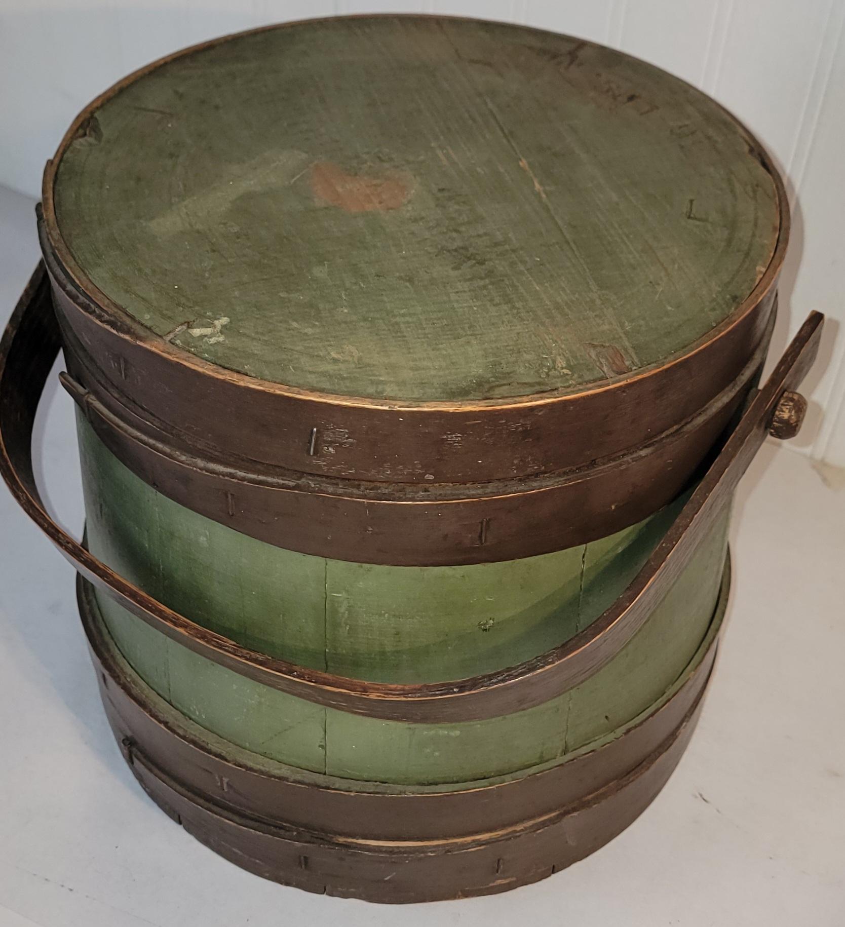 Furkin del XIX secolo trovato in Ohio. 
Splendida vernice originale, anche le dita marroni hanno la vernice originale. Il coperchio superiore presenta una scritta illeggibile. La carrozzeria ha una patina e un'età meravigliose. Anche gli interni