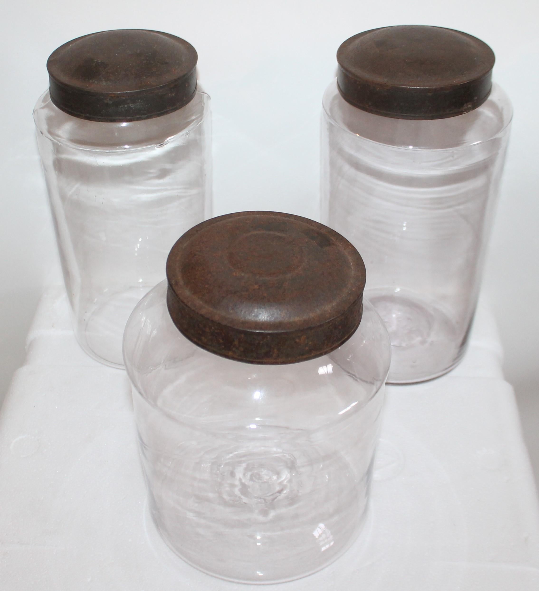 This collection of three hand blown jars all have the original tin lids. The condition is very good.
It is very hard to find these storage canisters is such fine condition.
The sizes are all different.


Measures: 6 x 7.5
4.75 x 9
9.5 x 5.