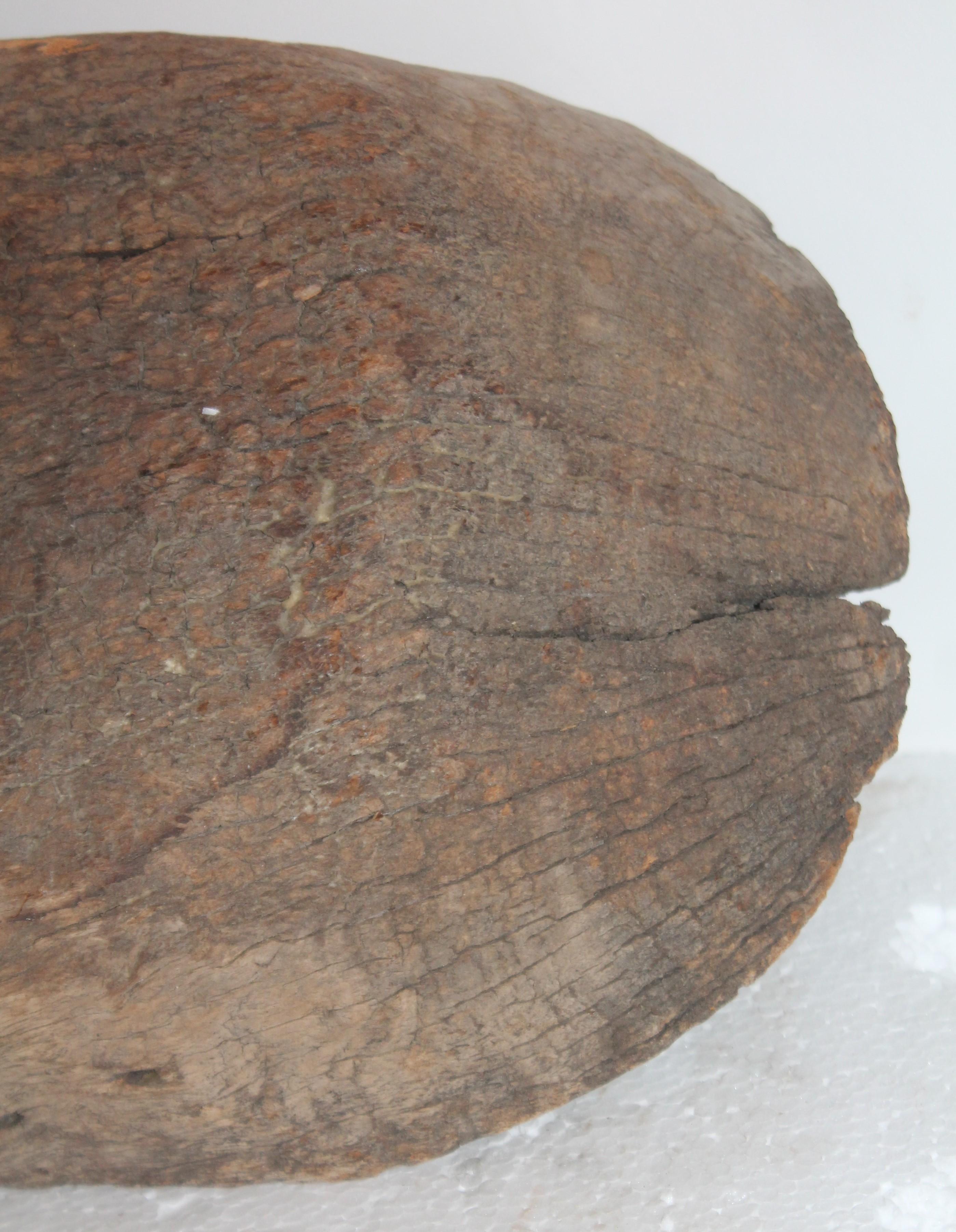 Bol en bois indien sculpté à la main du 19e siècle en vente 4
