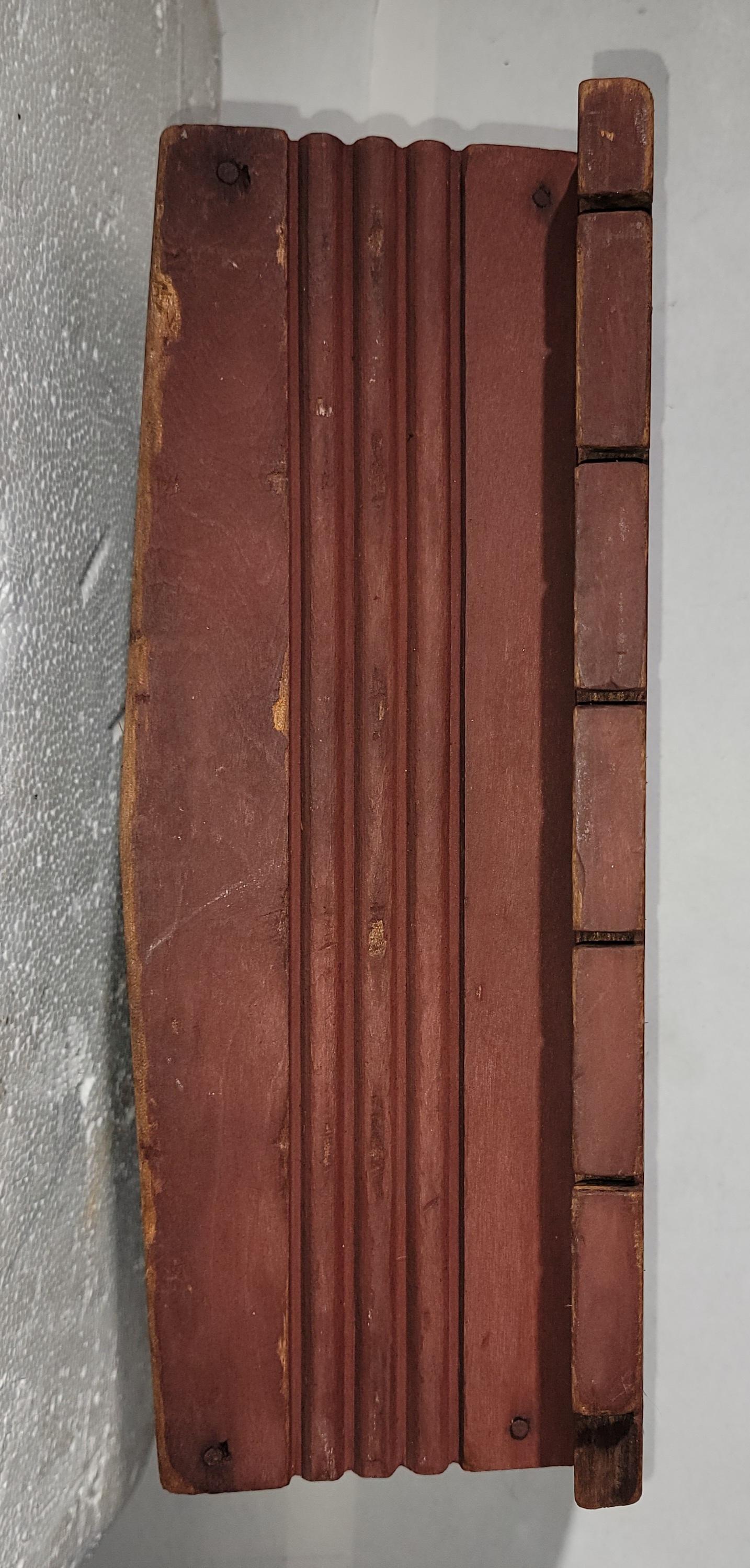 Américain Boîte murale originale sculptée à la main et peinte en rouge (19e siècle) en vente