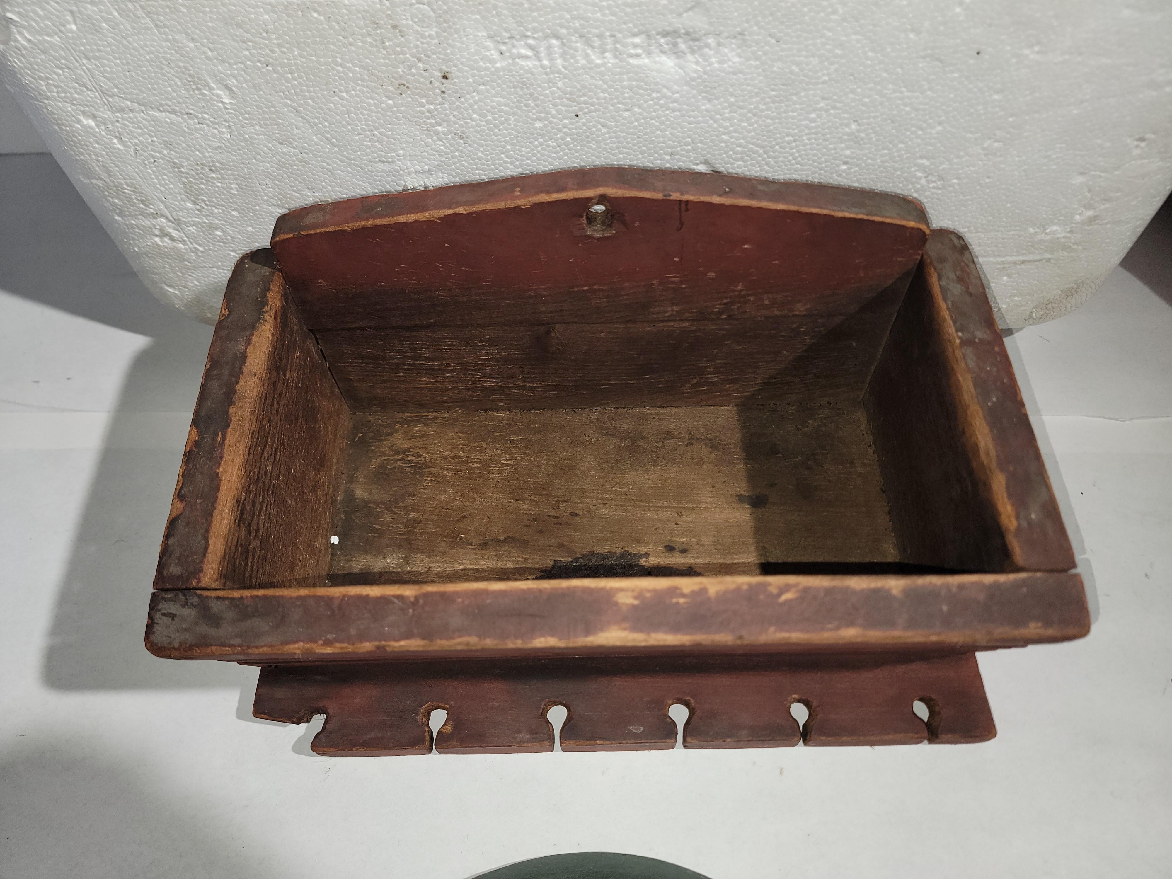 XIXe siècle Boîte murale originale sculptée à la main et peinte en rouge (19e siècle) en vente