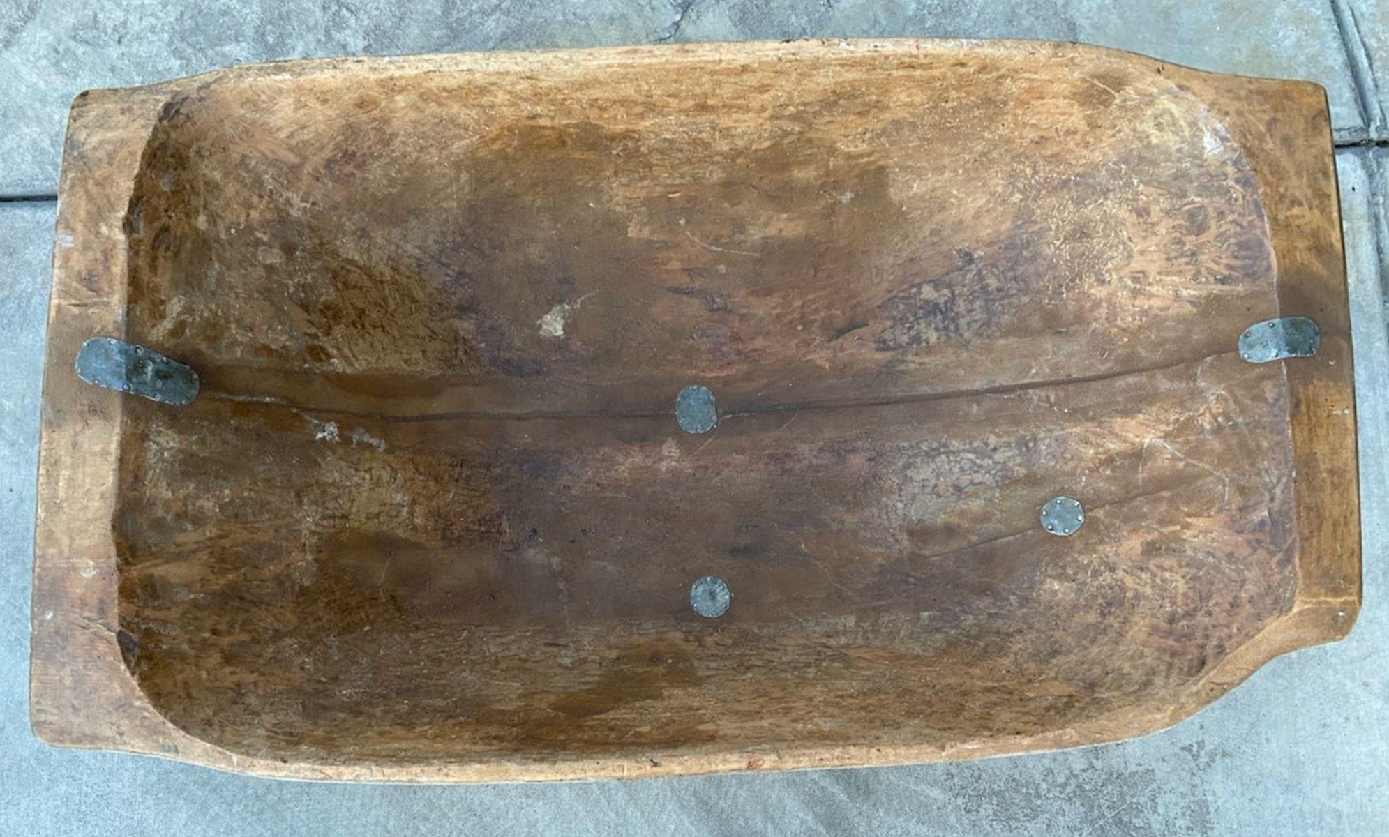 Diese feine Land / rustikale Hand geschnitzt großen Teig Schüssel ist in sehr gutem Zustand. Sie hat alte Metallreparaturen im Inneren der Schale und eine übermalte am Sockel. Diese große Teigschüssel wurde im mittleren Westen gefunden.