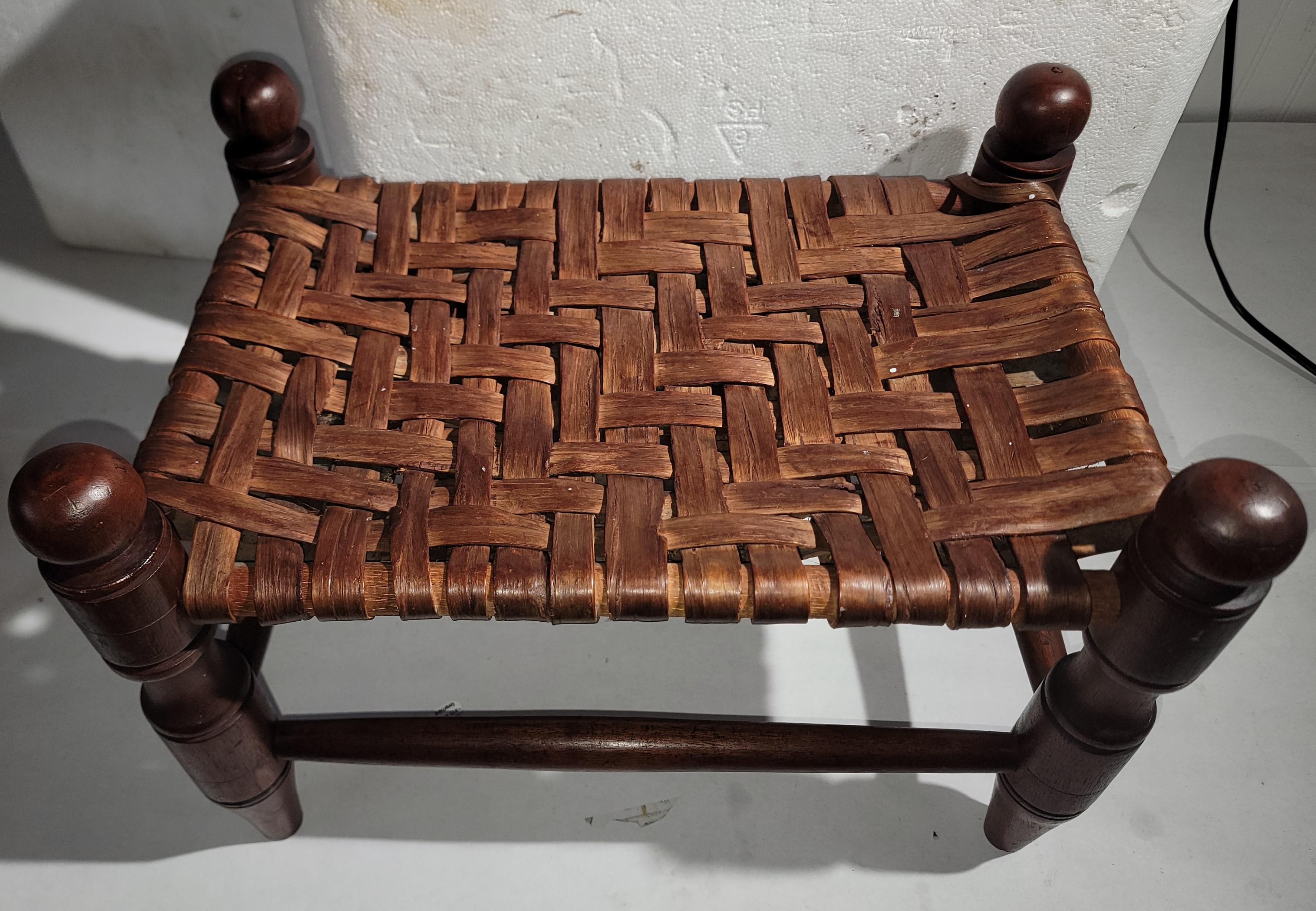 19Thc Hand Carved Walnut W/ Wood Slats Estadounidense en venta