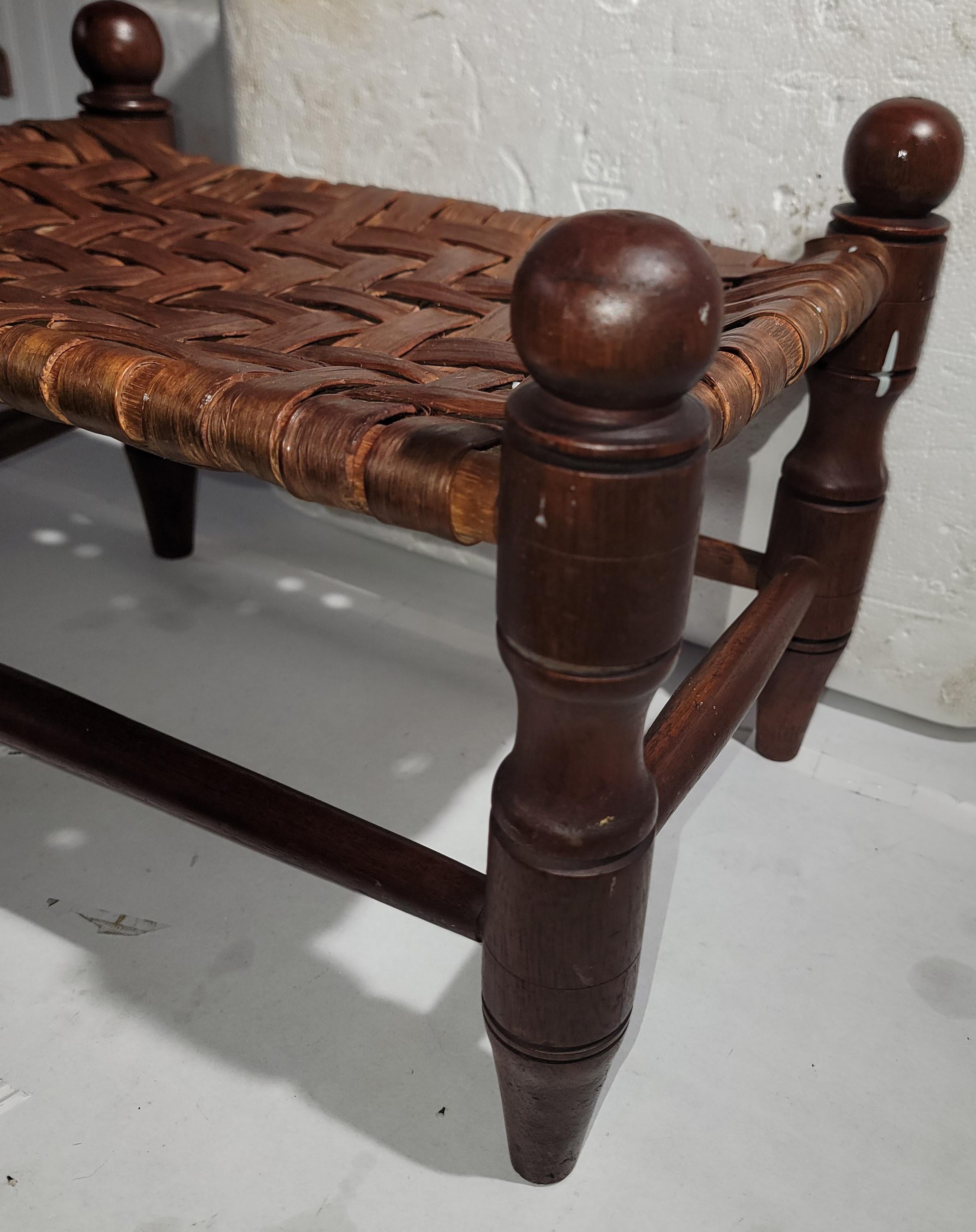 19Thc Hand Carved Walnut W/ Wood Slats Tallado a mano en venta