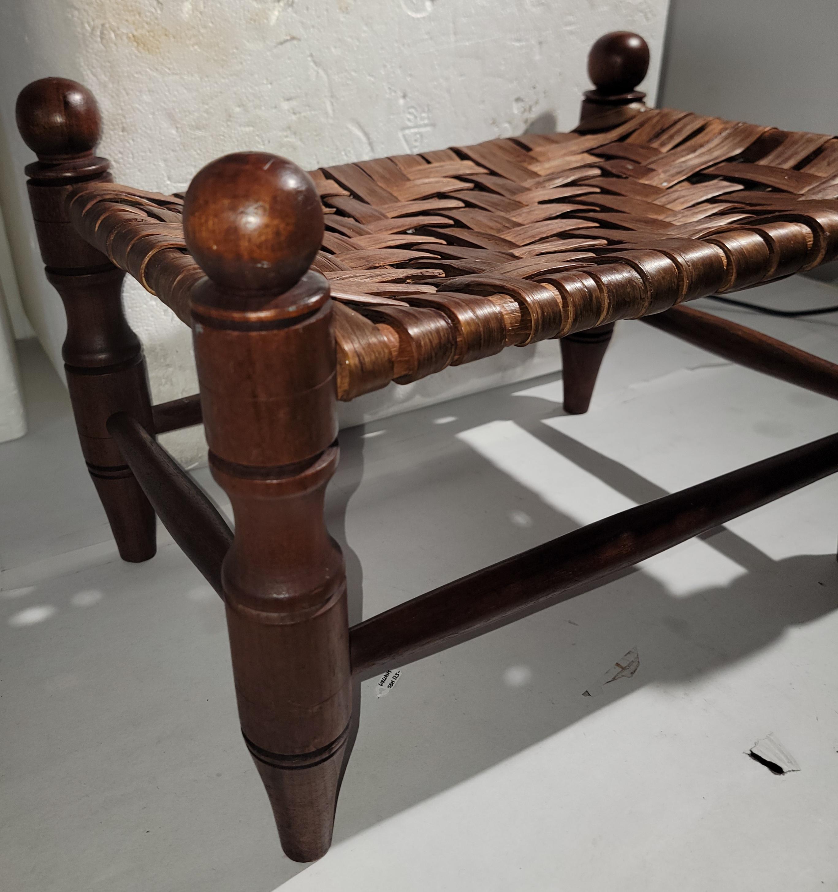19Thc Hand Carved Walnut W/ Wood Slats en Bueno estado para la venta en Los Angeles, CA