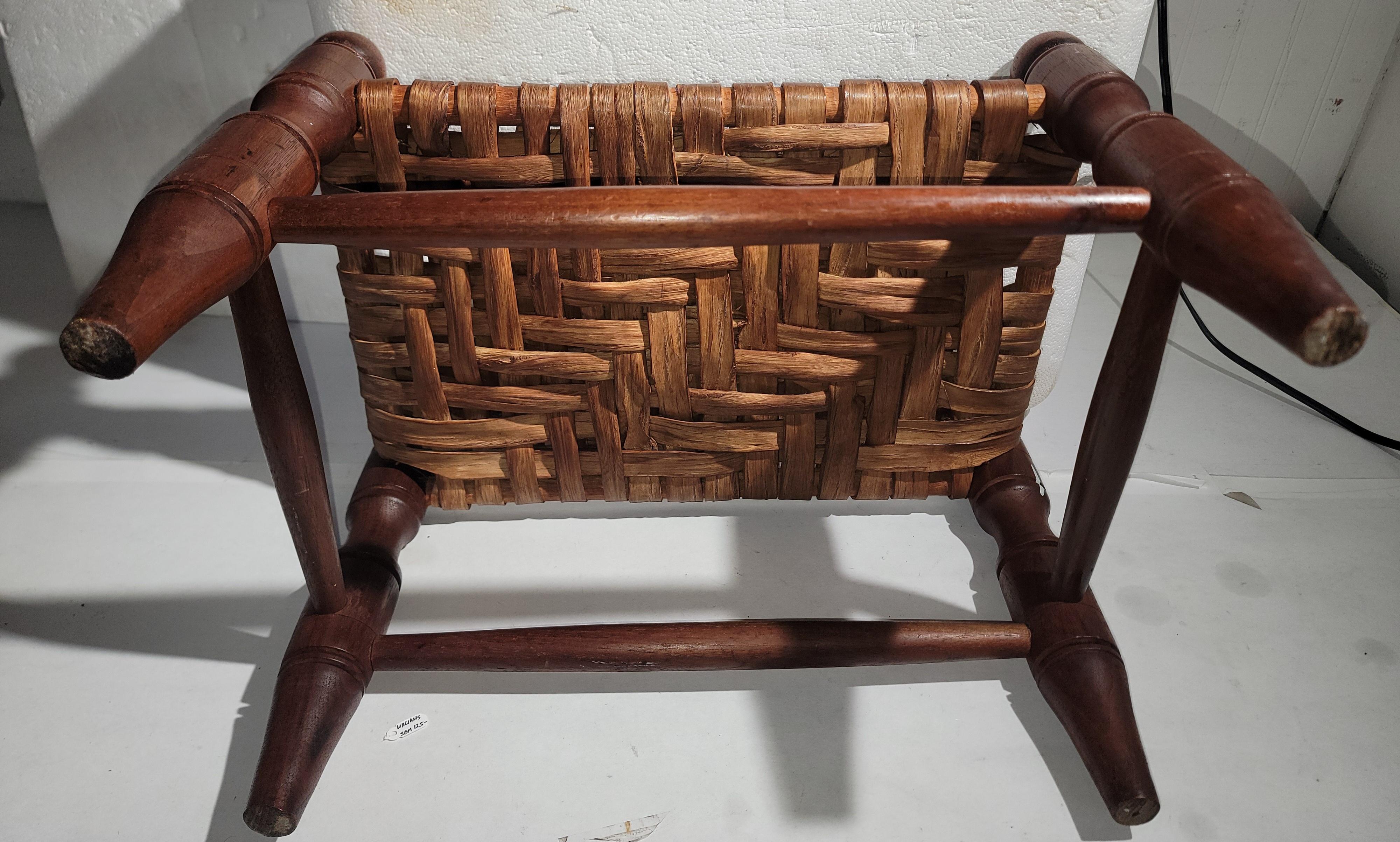 19Thc Hand Carved Walnut W/ Wood Slats siglo XIX en venta
