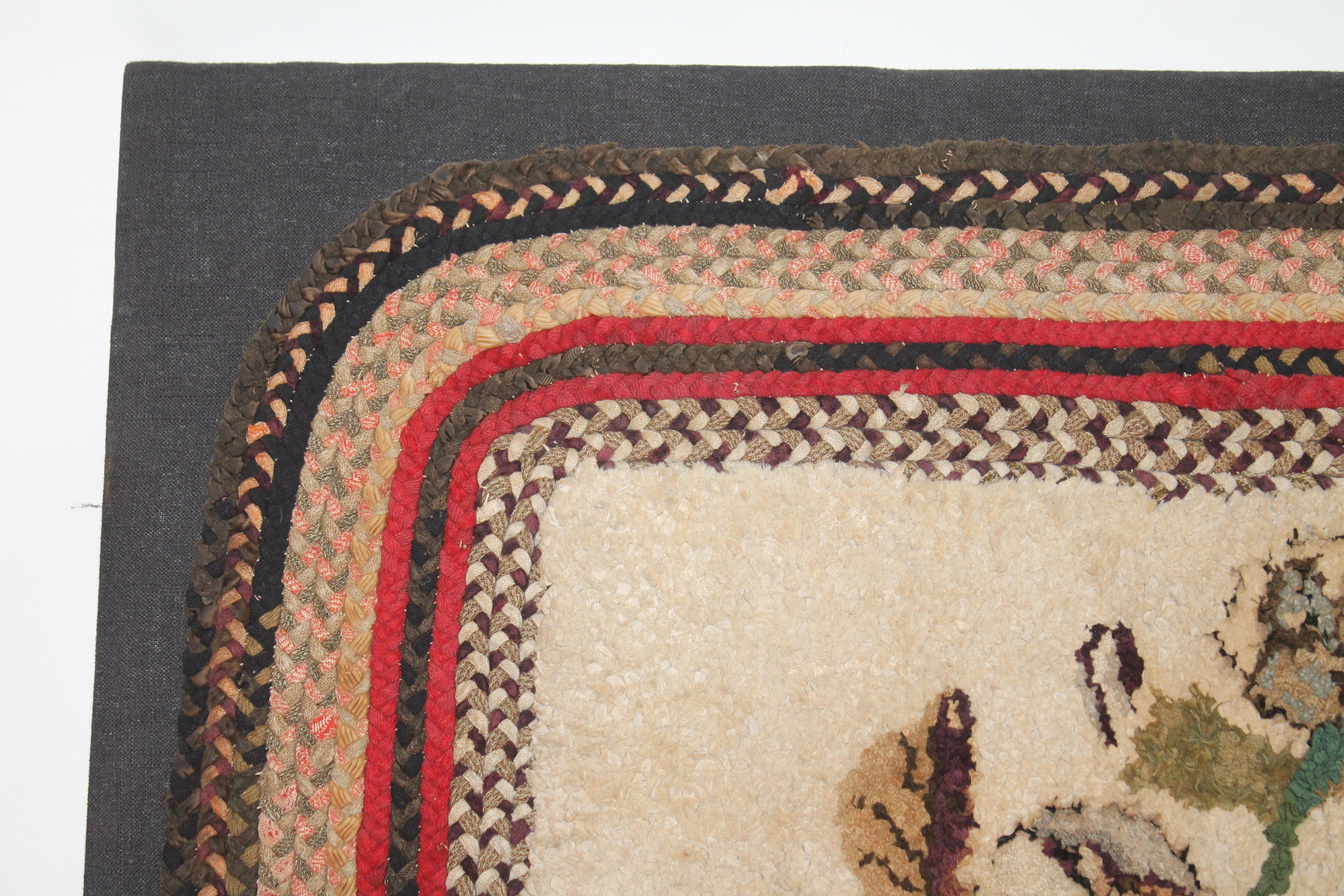 Dieser erstaunliche handgeknüpfte Teppich mit mehreren geflochtenen Bordüren ist aus dem 19. Jahrhundert und in sehr gutem Zustand. Dieses fantastische Kunstwerk stammt aus der Sammlung Ex Stephen Score Antiques Inc. aus Boston, Mass. Er ist ein