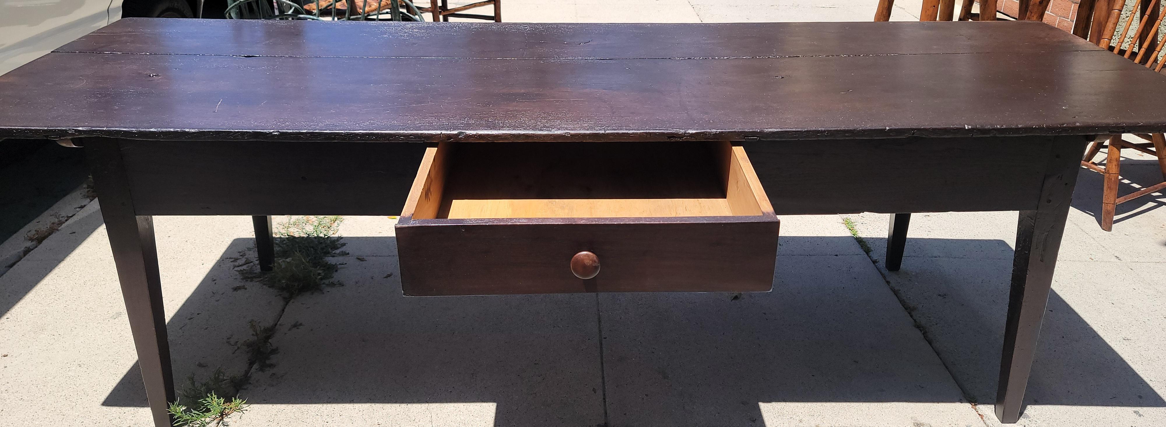 19Thc Frühe handgefertigte Nussbaum Bauernhof Tisch oder Ernte Tisch aus Ohio.Dies hat eine große Schublade unterhalb der Schürze in der Mitte des Tisches. Diese Kegelbein Ernte Tisch ist stark und robust und ist aus Holz Zapfen und frühen