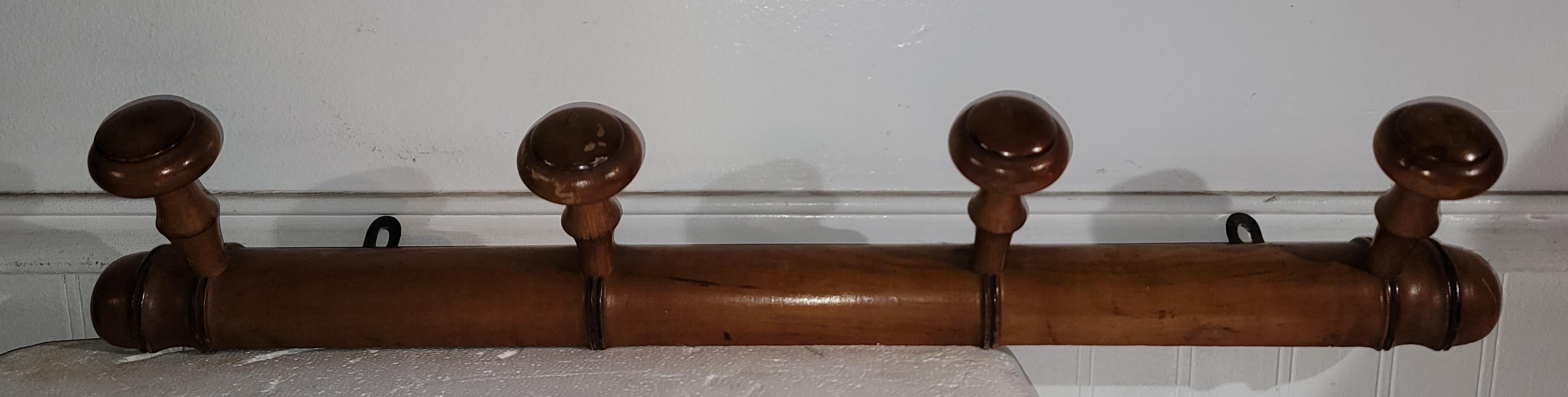 19Thc Hut & Mantel Peg Rack in natürlichen Kiefer (amerikanisch) im Angebot