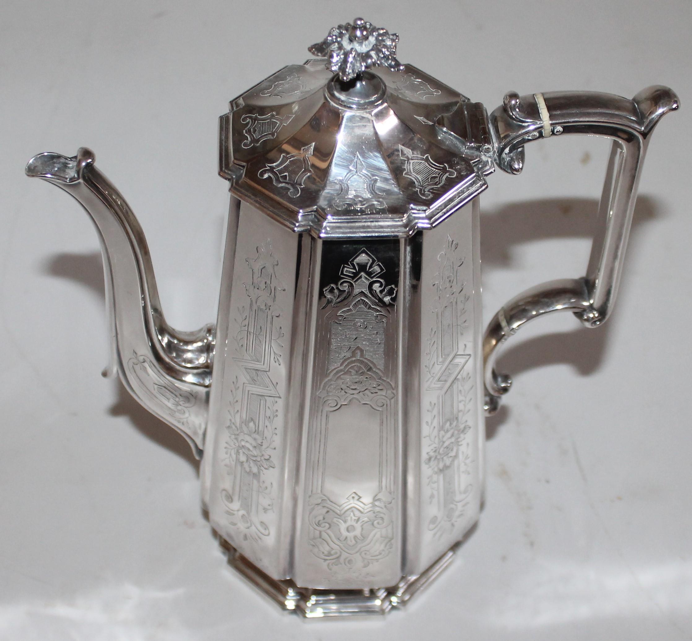 Victorien la cafetière en argent massif du 19ème siècle en vente