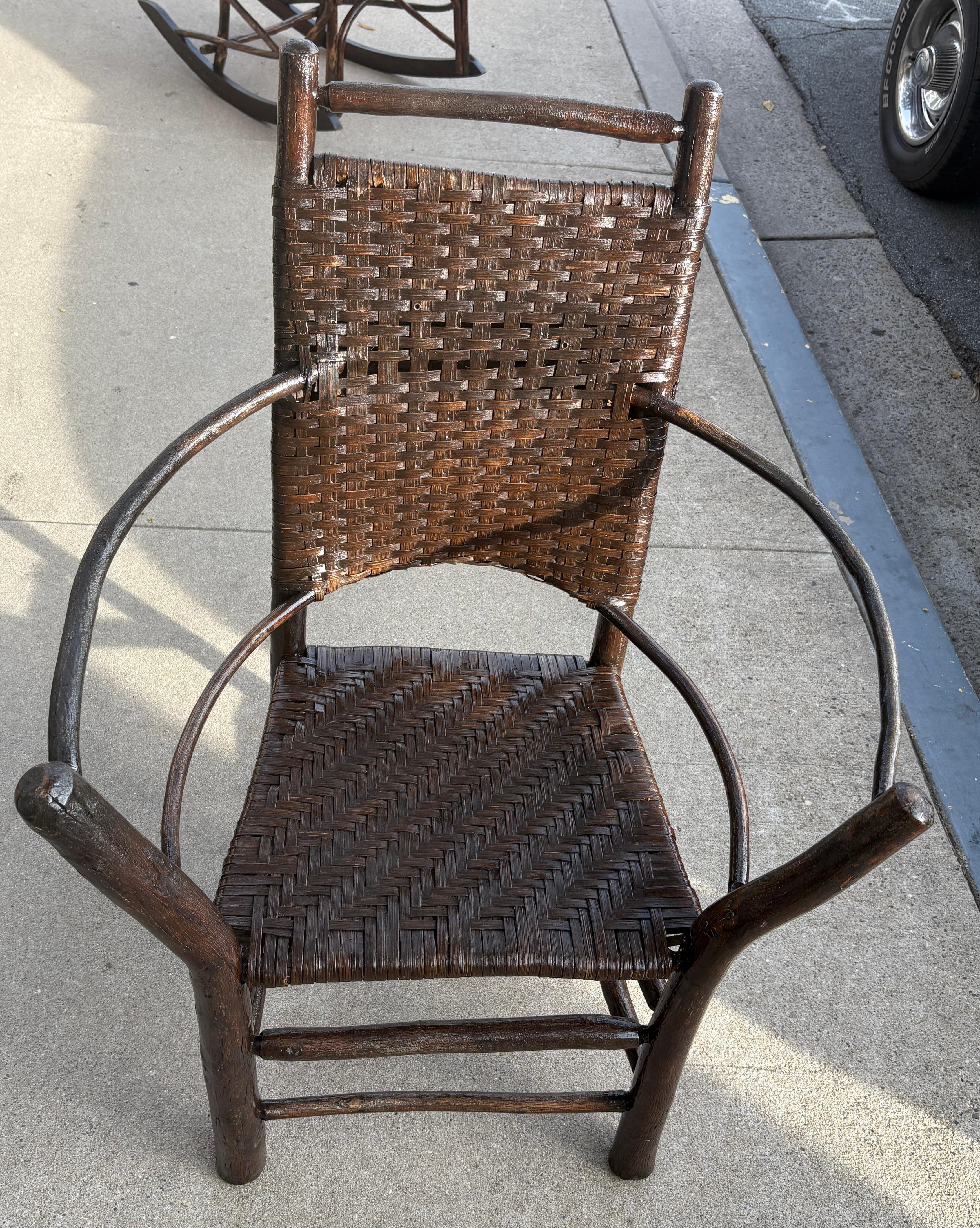 19Thc Hand gemacht rustikalen Ranch Haus Hickory Side Stuhl aus Ohio.Diese feinen alten Finish hat eine Schicht von Outdoor-Schutzlack, so dass es im Inneren oder im Freien sein kann. Fantastischer Verandastuhl.