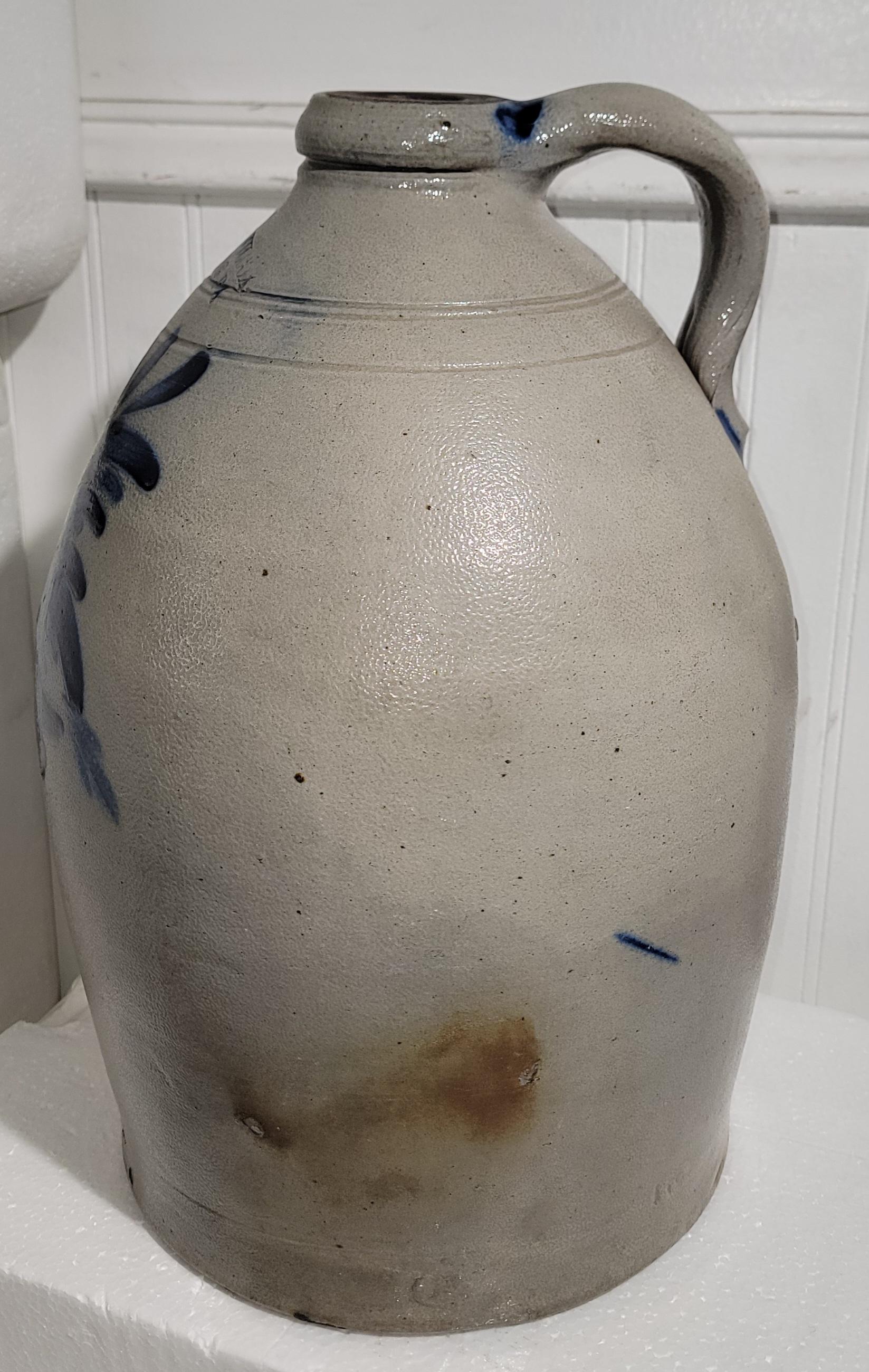 Questa brocca in ceramica Cowden & Wilcox, decorata in blu all'inizio del XIX secolo, proviene da Harrisburg, in Pennsylvania, ed è in ottime condizioni. La decorazione blu intenso è piuttosto insolita, con un motivo a tulipano. Le condizioni sono