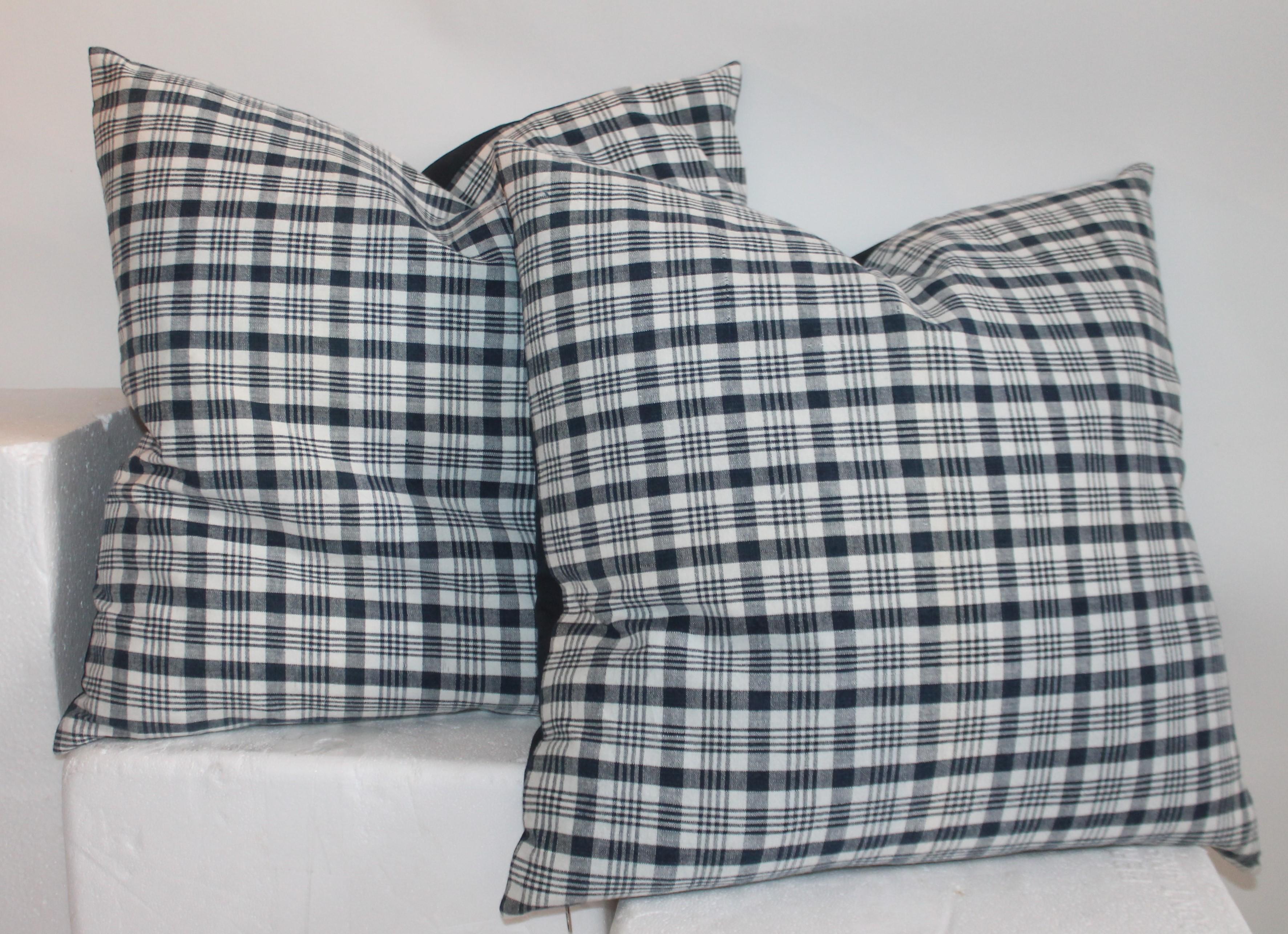 Coppia di grandi cuscini di 22 x 22 cuscini di lino homespun del XIX secolo in lino indaco e bianco. Il retro è in lino di cotone bianco. Gli inserti sono in piuma e piumino.
I cuscini più piccoli misurano 20 x 20.
 