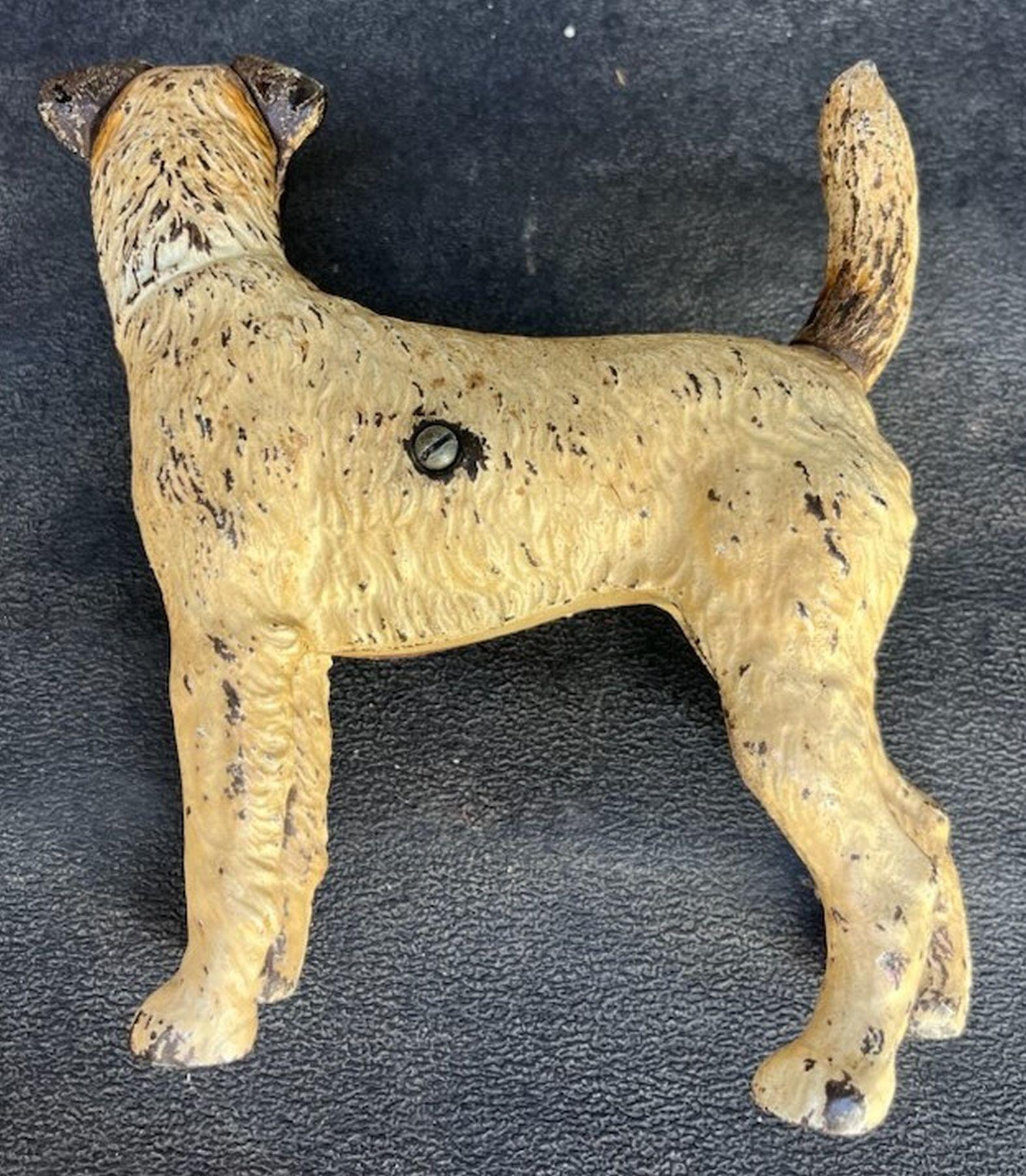 Tope de puerta de hierro fundido pintado con Hubbly. Simpático terrier con la cola levantada como si hubiera notado algo familiar en la distancia. tiene mucho peso. 