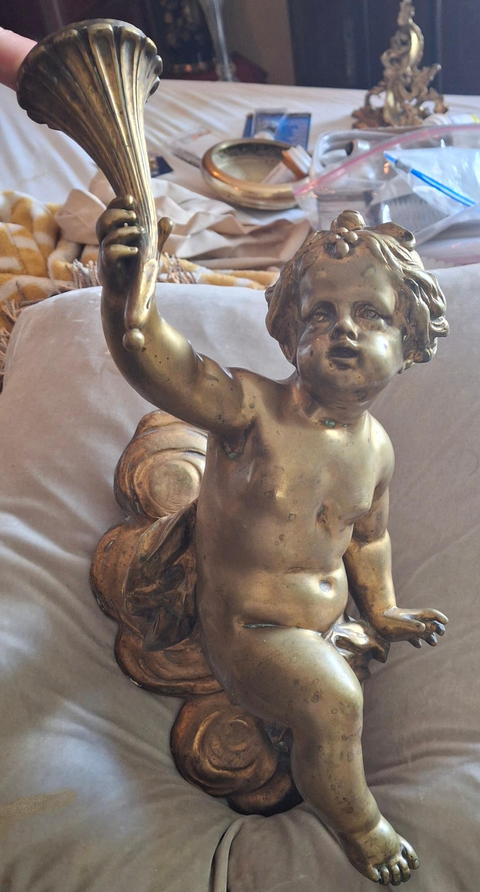 L'offre porte sur une énorme applique murale en bronze doré avec chérubin de taille architecturale 19e français antique Louis XV pour bougie. C'est un chef-d'œuvre, des détails incroyables, un chérubin très lourd. Les ailes sont moulées séparément.