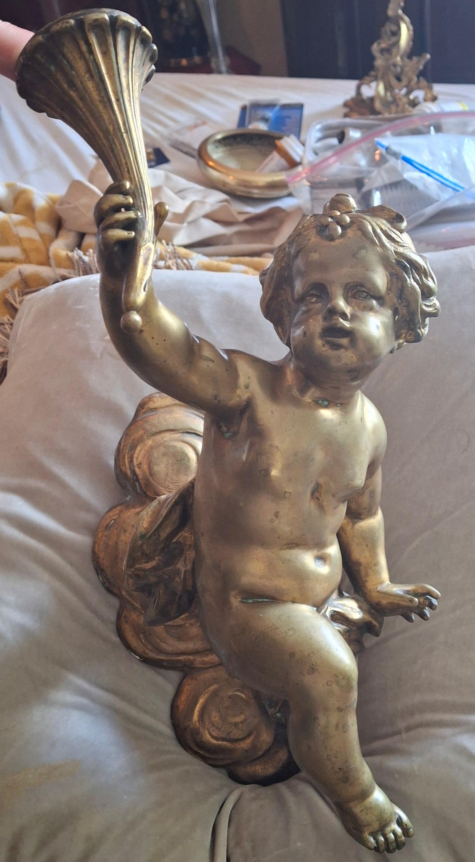 Français 19èmec Très lourde applique murale en bronze doré à chérubin Louis XV / Bougie en vente