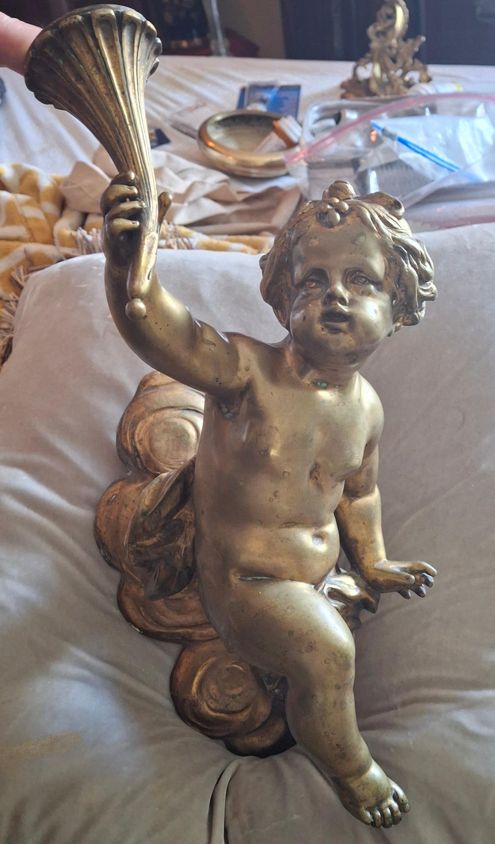 Doré 19èmec Très lourde applique murale en bronze doré à chérubin Louis XV / Bougie en vente