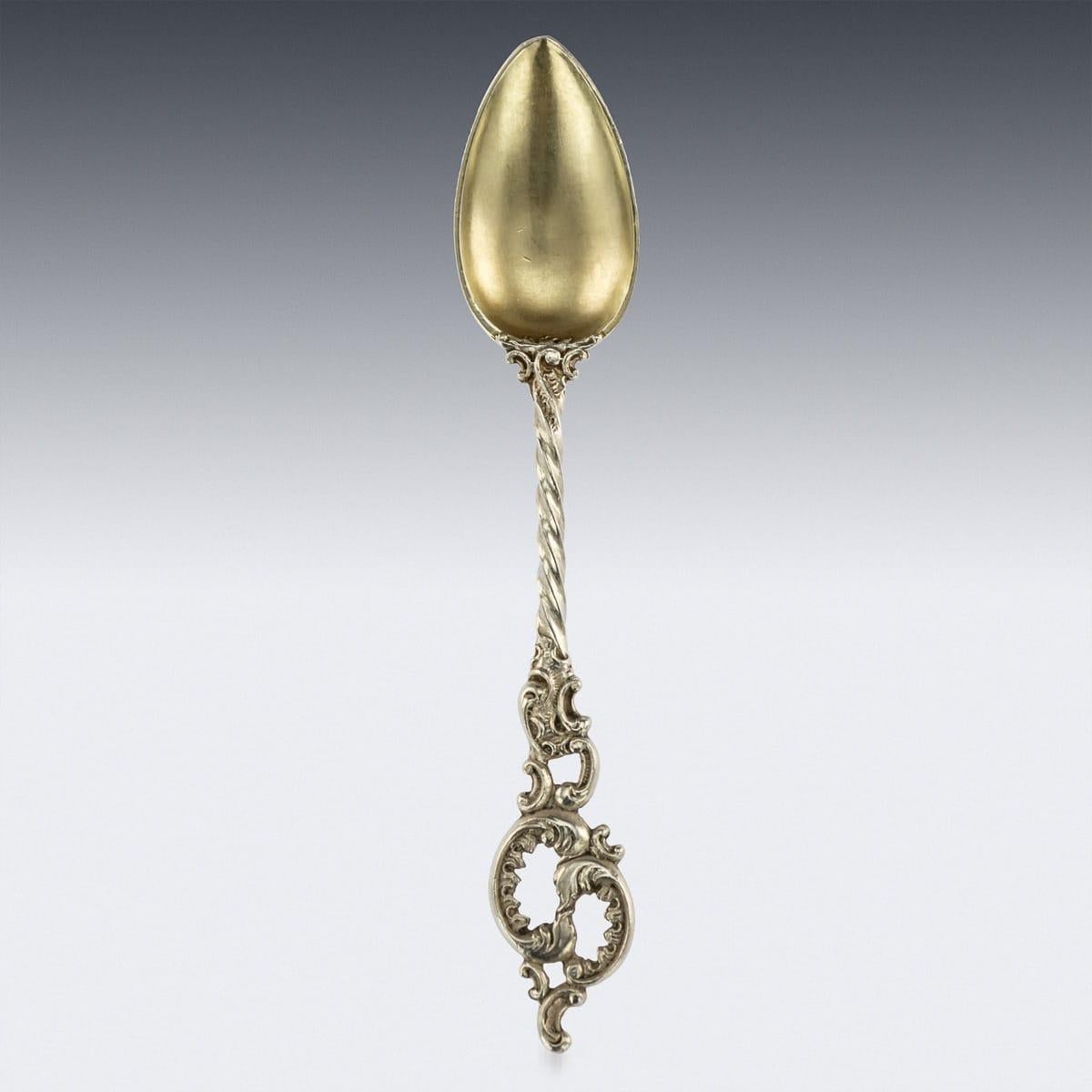 Antique ensemble russe impérial de la fin du 19e siècle de 12 cuillères à café en argent massif doré, avec des tiges torsadées se terminant par une somptueuse pièce de pouce de conception rococo, l'ensemble est livré dans sa boîte d'origine. Tout en