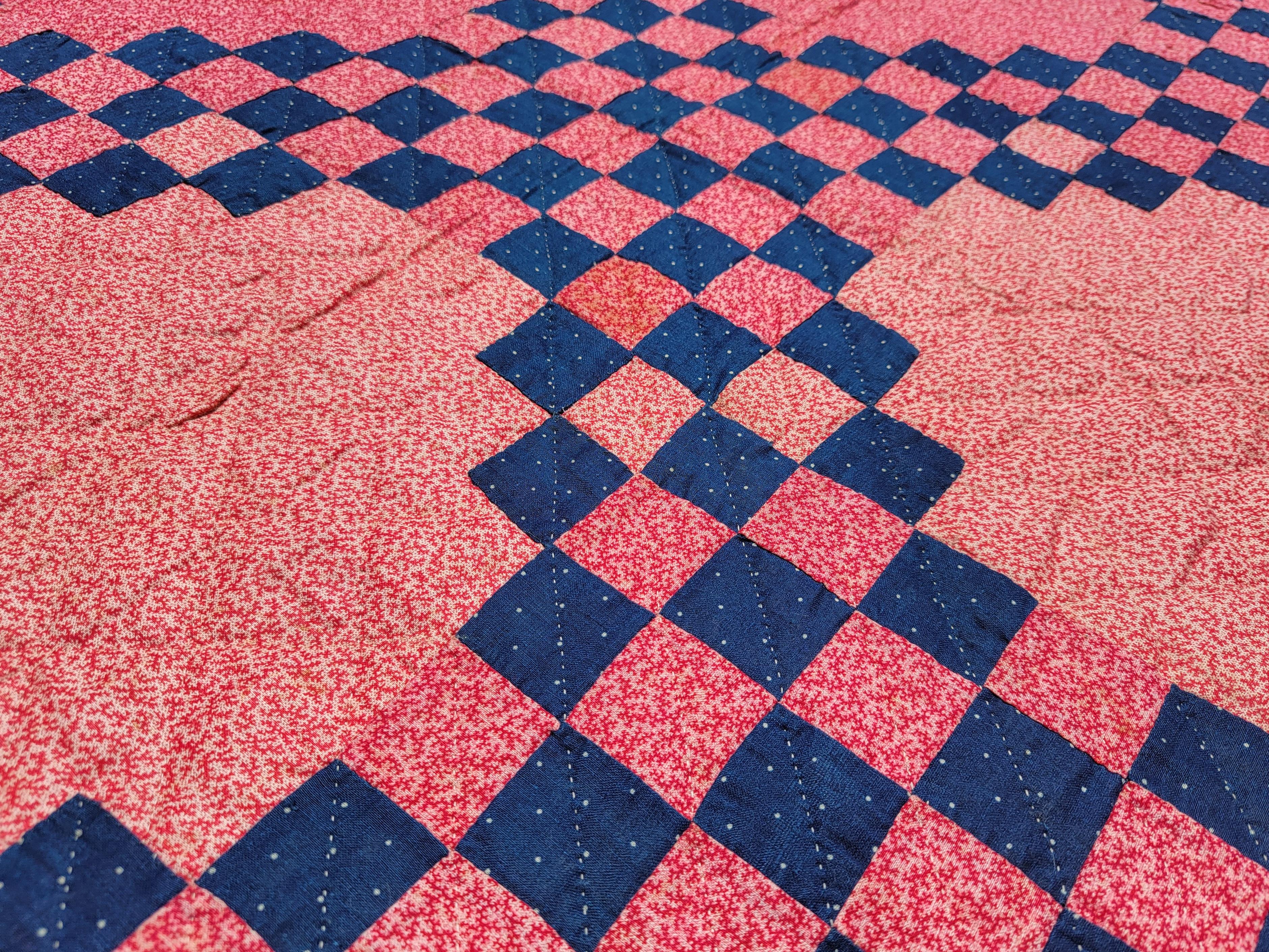 19Thc Indigo Blue Irish Chain Quilt on a Red Calico Ground In Good Condition For Sale In Los Angeles, CA