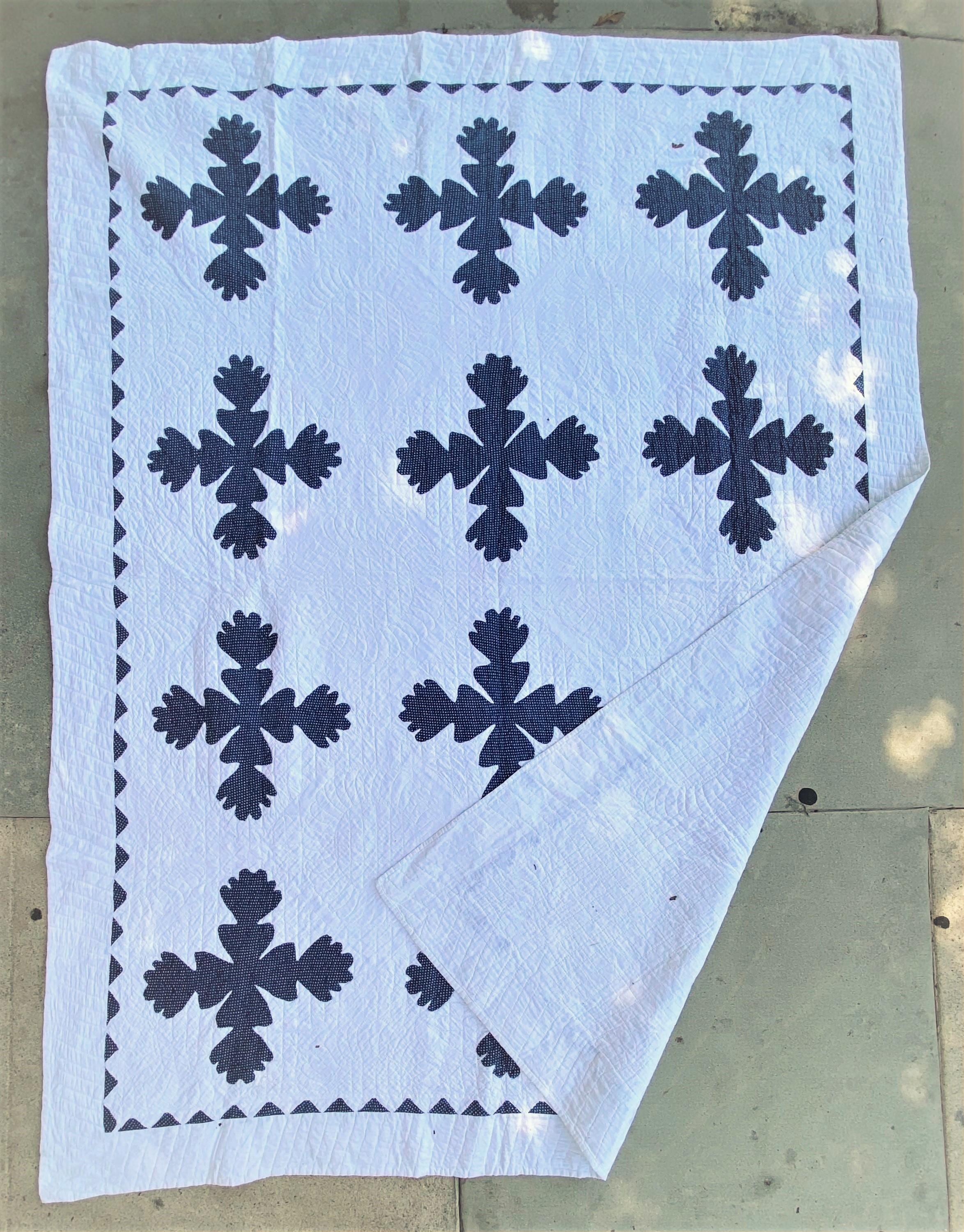 19Thc amazing geometric blue & white geometric leaf variation pattern in fine condition. This is quite an unusual quilt and a great collectors quilt. Fantastic saw tooth inner border. The quilting is fine and great piece work.