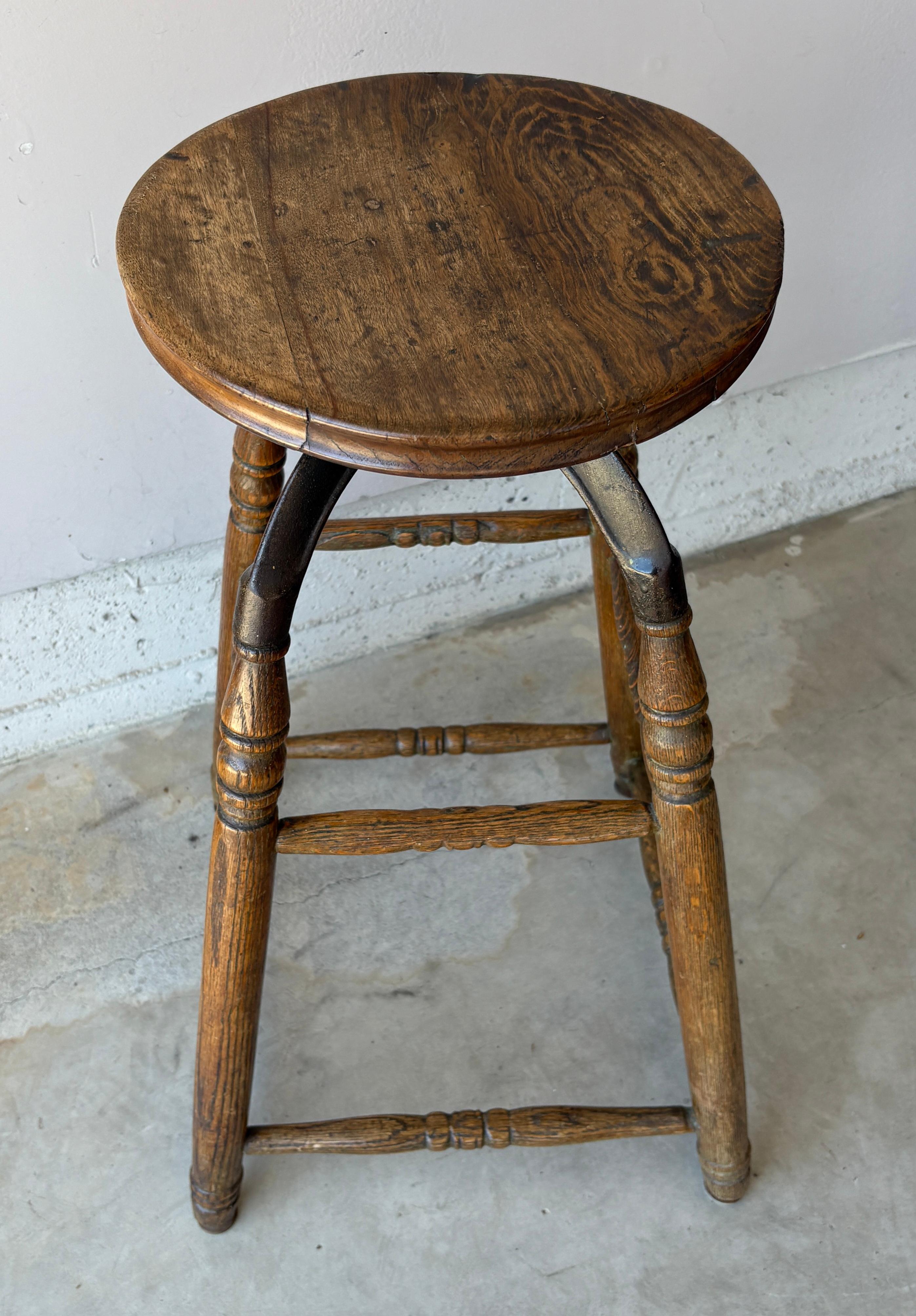 19Thc Tabouret de bar industriel pivotant en fer et bois. Le tabouret a une belle patine et une merveilleuse forme folklorique.