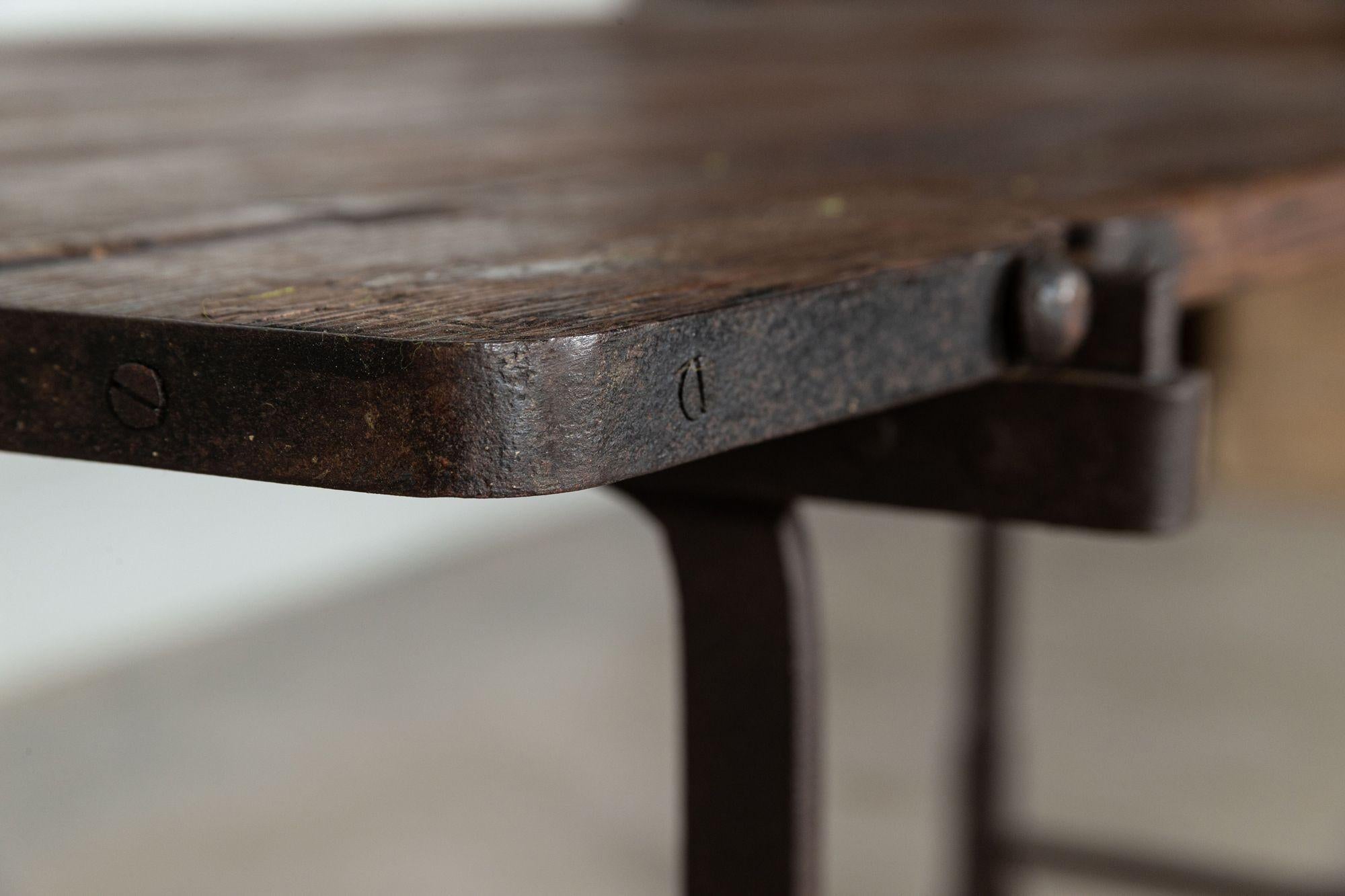 Table à tréteaux en fer et en pin du XIXe siècle en vente 5
