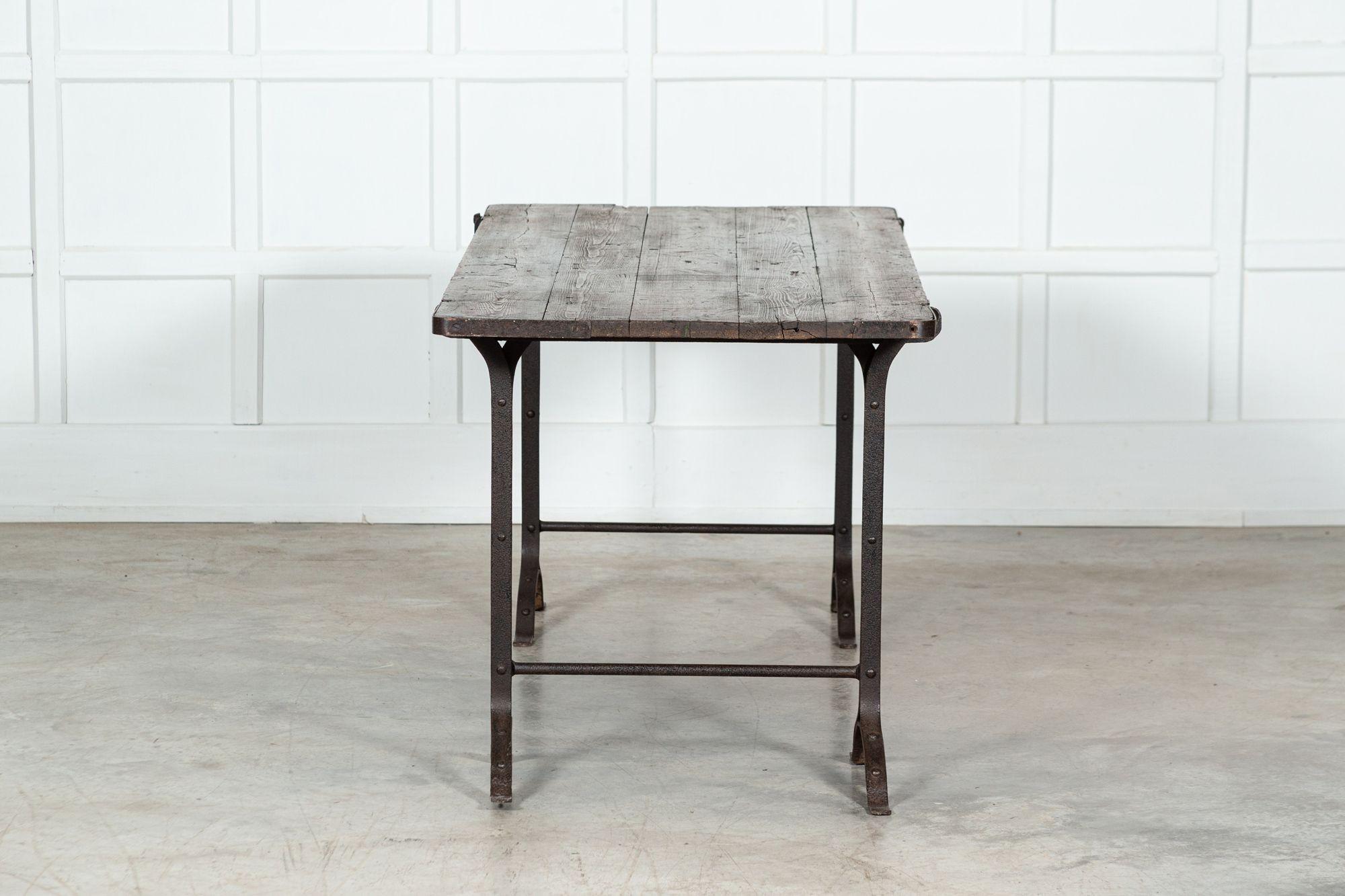 Table à tréteaux en fer et en pin du XIXe siècle en vente 5