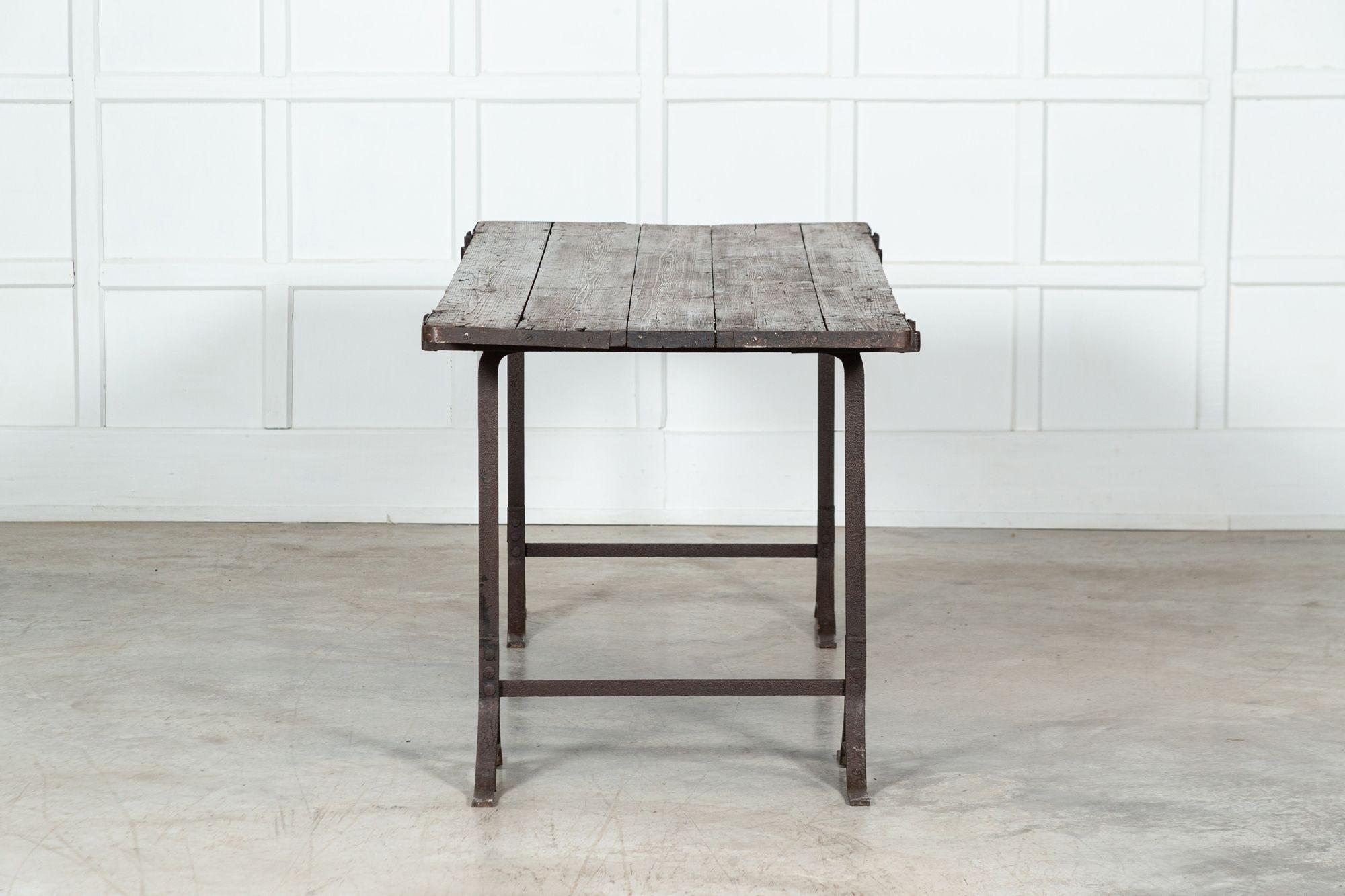 Table à tréteaux en fer et en pin du XIXe siècle en vente 6