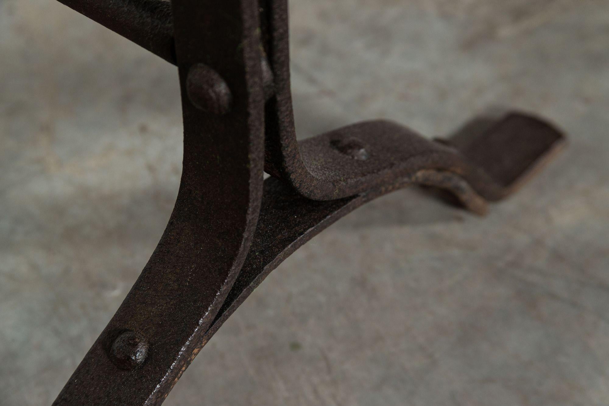 Table à tréteaux en fer et en pin du XIXe siècle en vente 6