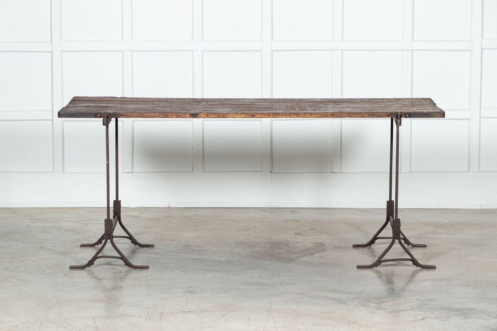 Table à tréteaux en fer et en pin du XIXe siècle en vente 8