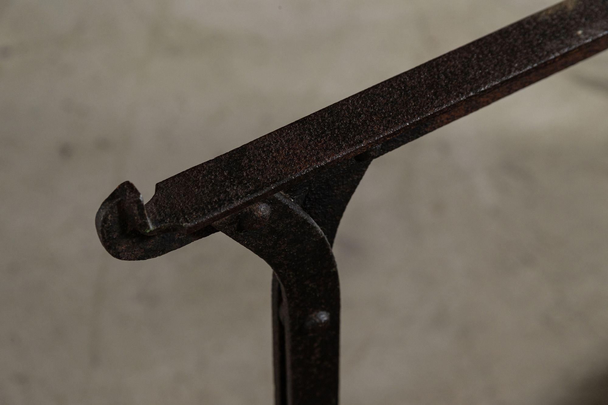 Table à tréteaux en fer et en pin du XIXe siècle en vente 7