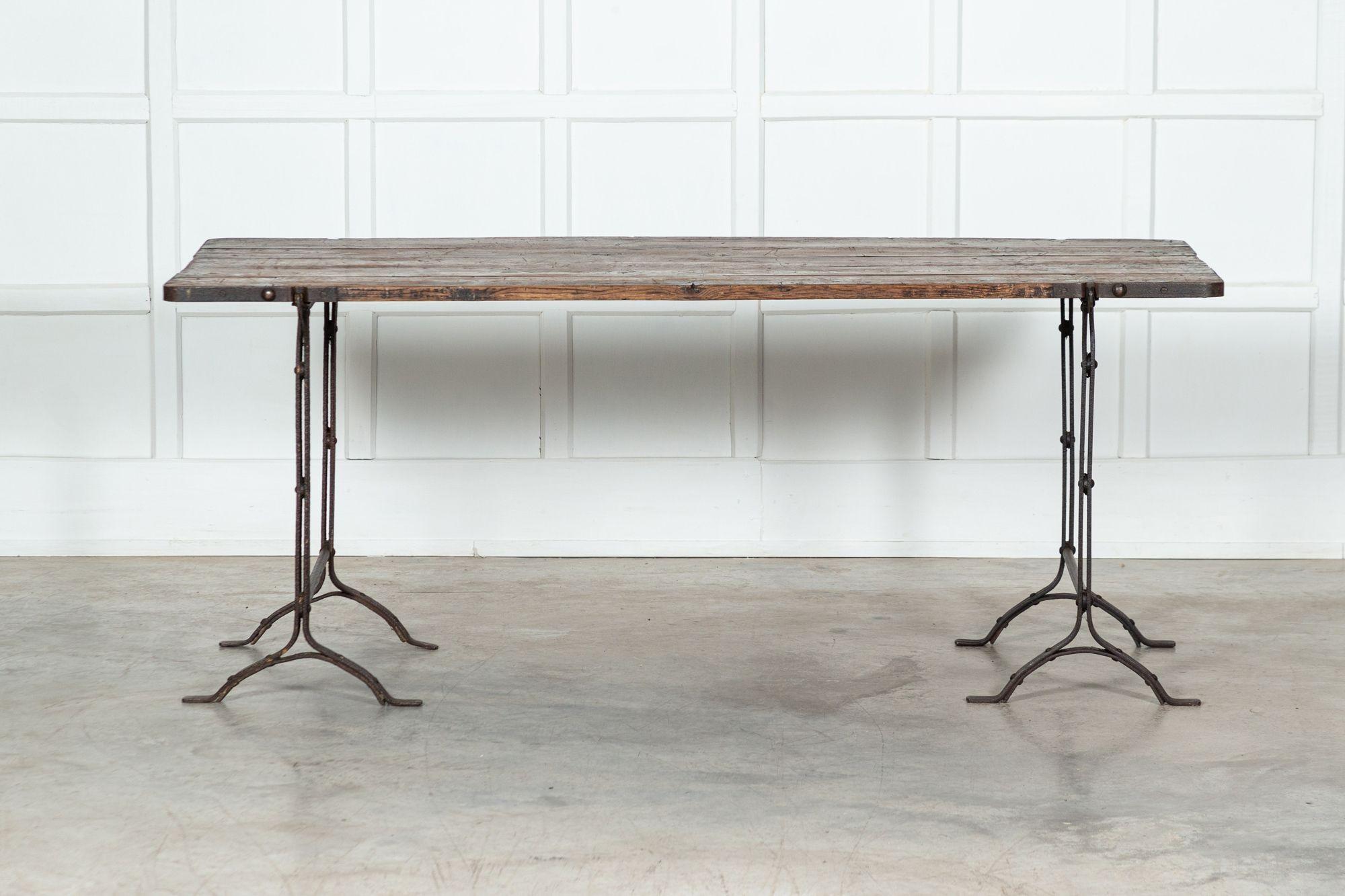 Table à tréteaux en fer et en pin du XIXe siècle en vente 8