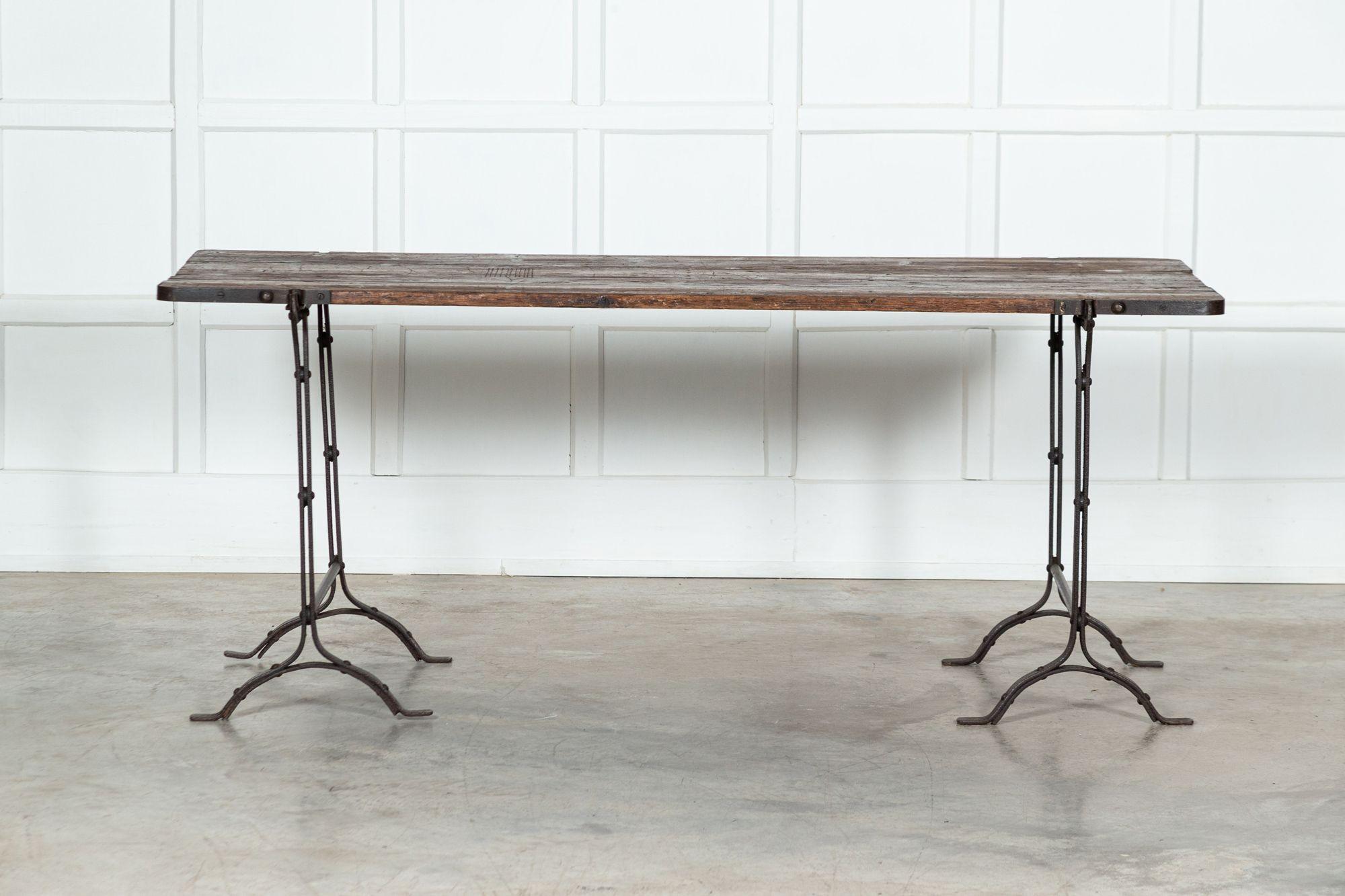 Table à tréteaux en fer et en pin du XIXe siècle en vente 9