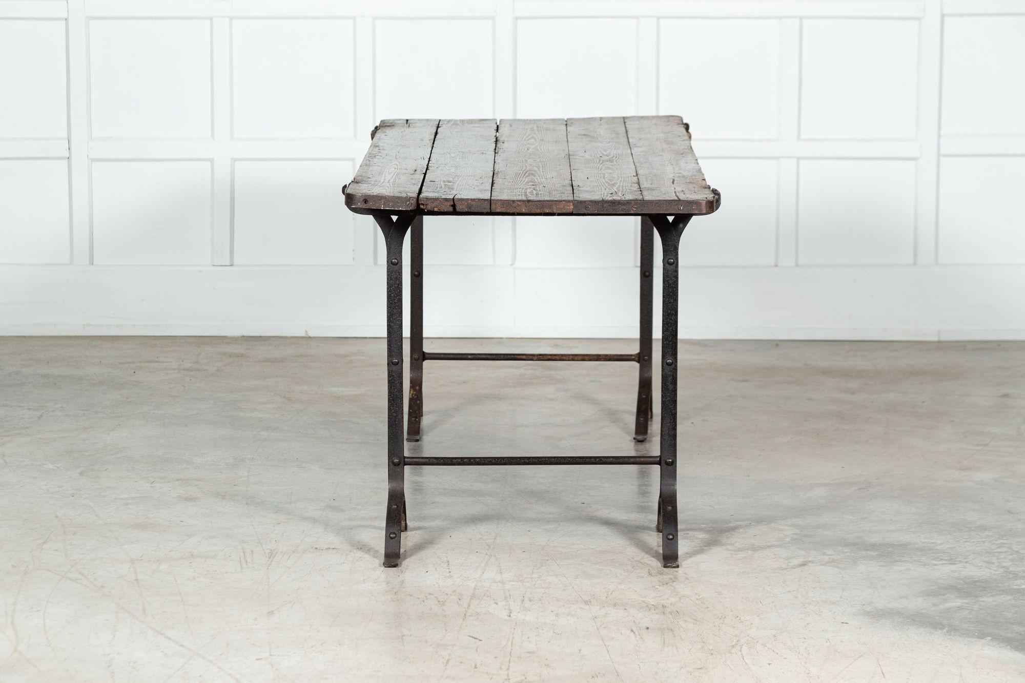 Table à tréteaux en fer et en pin du XIXe siècle en vente 10
